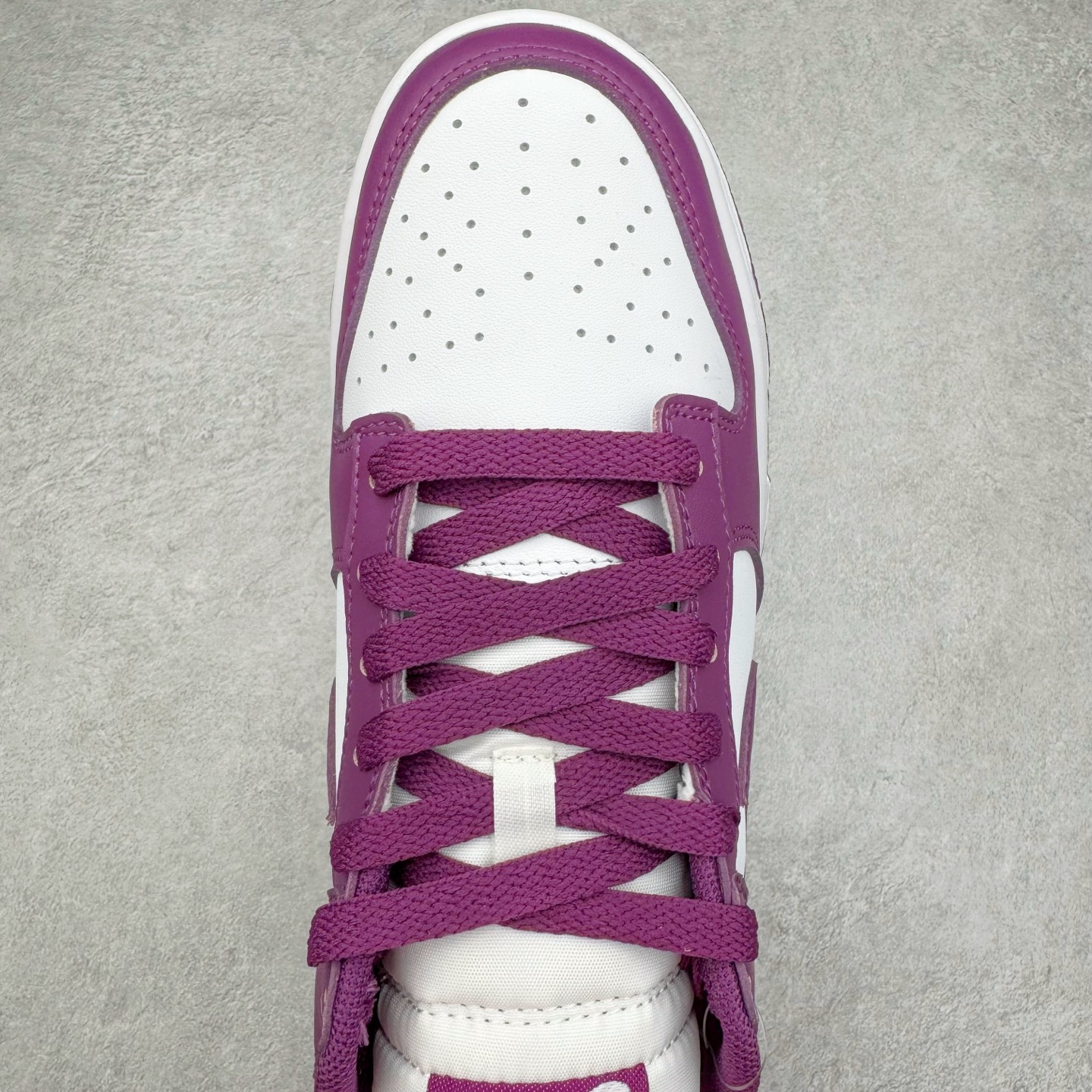 图片[4]-NK Dunk Low DV0833-107 全新支线性价比拉满 迎合行情定价 正确头层皮料 细节均购入原鞋校对开发 全套原纸板楦头加持 细节品控鞋型稳定 独家私模官方最新原厂磨具打造大底 鞋头坡度极致还原 原盒原配 玻璃冲刀 超高清洁度 全鞋零毛边皮料切割 正确中底布背胶中底布拉帮走线 尺码：36 36.5 37.5 38 38.5 39 40 40.5 41 42 42.5 43 44 44.5 45 46-选品中心