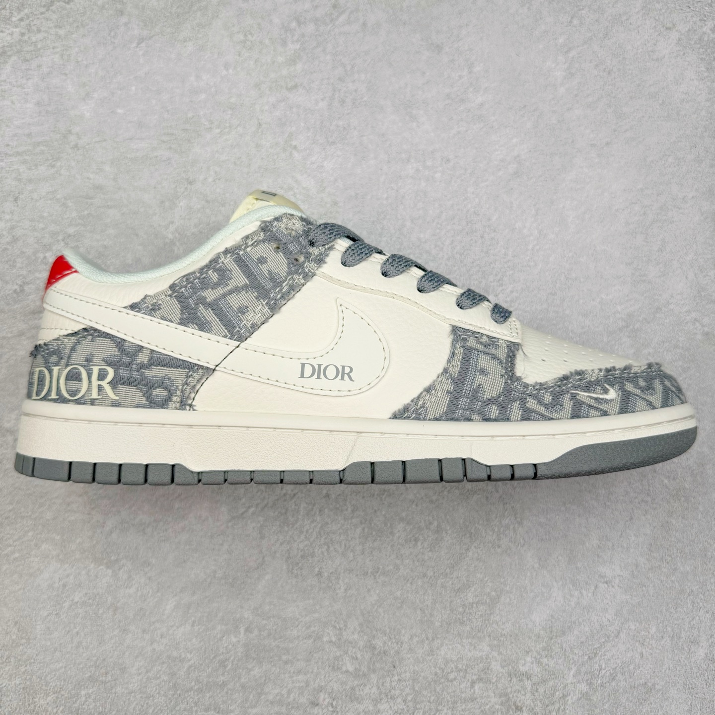 ＃福利特价 NK Dunk Low 定制配色 大厂出品 极力推荐 原装头层材料 独家版型蒸餾加工帶來的是更好的视觉和脚感体验大厂纯原品质出货 清洁度 电绣工艺 皮料切割干净无任何毛边 细节完美 实拍调校N版已经零色差零失真 百分百还原实物色彩所见即所得 不存在货不对板色差等低级问题 选购参考实物拍摄 不混卖不参货 只用心做好货严格选品 承诺混一赔十 尺码：36 36.5 37.5 38 38.5 39 40 40.5 41 42 42.5 43 44 44.5 45 46-选品中心