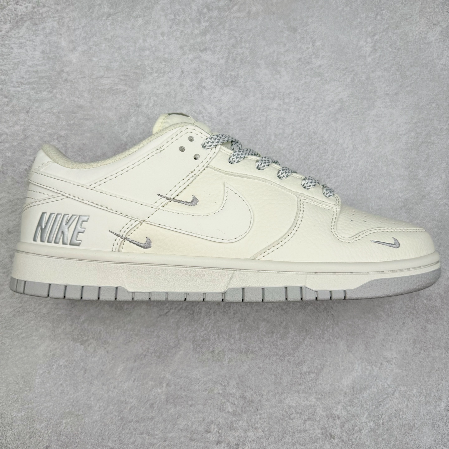 ＃福利特价 NK Dunk Low 定制配色 大厂出品 极力推荐 原装头层材料 独家版型蒸餾加工帶來的是更好的视觉和脚感体验大厂纯原品质出货 清洁度 电绣工艺 皮料切割干净无任何毛边 细节完美 实拍调校N版已经零色差零失真 百分百还原实物色彩所见即所得 不存在货不对板色差等低级问题 选购参考实物拍摄 不混卖不参货 只用心做好货严格选品 承诺混一赔十 尺码：36 36.5 37.5 38 38.5 39 40 40.5 41 42 42.5 43 44 44.5 45 46-选品中心