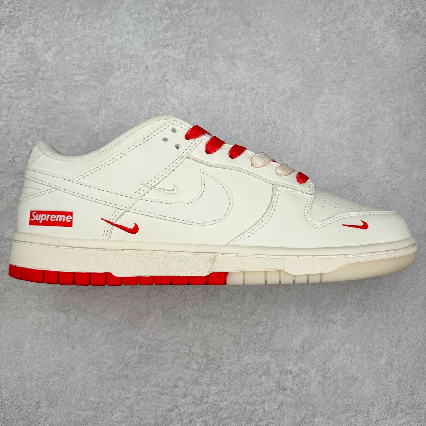 ＃福利特价 NK Dunk Low 定制配色 大厂出品 极力推荐 原装头层材料 独家版型蒸餾加工帶來的是更好的视觉和脚感体验大厂纯原品质出货 清洁度 电绣工艺 皮料切割干净无任何毛边 细节完美 实拍调校N版已经零色差零失真 百分百还原实物色彩所见即所得 不存在货不对板色差等低级问题 选购参考实物拍摄 不混卖不参货 只用心做好货严格选品 承诺混一赔十 尺码：36 36.5 37.5 38 38.5 39 40 40.5 41 42 42.5 43 44 44.5 45 46-选品中心