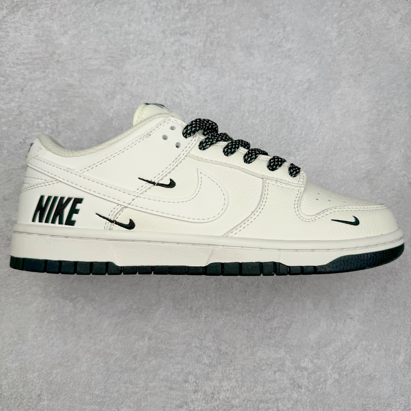 ＃福利特价 NK Dunk Low 定制配色 大厂出品 极力推荐 原装头层材料 独家版型蒸餾加工帶來的是更好的视觉和脚感体验大厂纯原品质出货 清洁度 电绣工艺 皮料切割干净无任何毛边 细节完美 实拍调校N版已经零色差零失真 百分百还原实物色彩所见即所得 不存在货不对板色差等低级问题 选购参考实物拍摄 不混卖不参货 只用心做好货严格选品 承诺混一赔十 尺码：36 36.5 37.5 38 38.5 39 40 40.5 41 42 42.5 43 44 44.5 45 46-选品中心