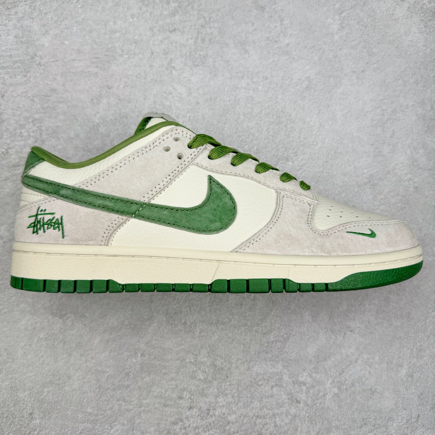 ＃福利特价 NK Dunk Low 定制配色 大厂出品 极力推荐 原装头层材料 独家版型蒸餾加工帶來的是更好的视觉和脚感体验大厂纯原品质出货 清洁度 电绣工艺 皮料切割干净无任何毛边 细节完美 实拍调校N版已经零色差零失真 百分百还原实物色彩所见即所得 不存在货不对板色差等低级问题 选购参考实物拍摄 不混卖不参货 只用心做好货严格选品 承诺混一赔十 尺码：36 36.5 37.5 38 38.5 39 40 40.5 41 42 42.5 43 44 44.5 45 46-选品中心