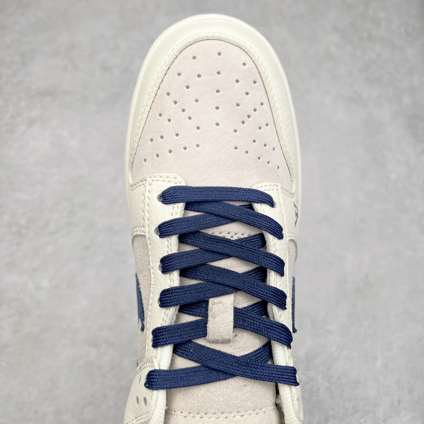 图片[4]-＃福利特价 NK Dunk Low 定制配色 大厂出品 极力推荐 原装头层材料 独家版型蒸餾加工帶來的是更好的视觉和脚感体验大厂纯原品质出货 清洁度 电绣工艺 皮料切割干净无任何毛边 细节完美 实拍调校N版已经零色差零失真 百分百还原实物色彩所见即所得 不存在货不对板色差等低级问题 选购参考实物拍摄 不混卖不参货 只用心做好货严格选品 承诺混一赔十 尺码：36 36.5 37.5 38 38.5 39 40 40.5 41 42 42.5 43 44 44.5 45 46-选品中心