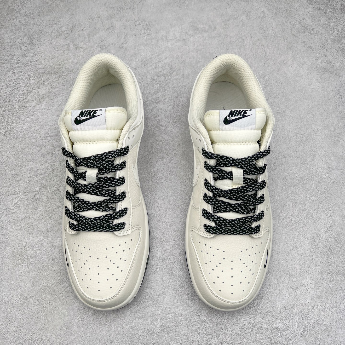 图片[2]-＃福利特价 NK Dunk Low 定制配色 大厂出品 极力推荐 原装头层材料 独家版型蒸餾加工帶來的是更好的视觉和脚感体验大厂纯原品质出货 清洁度 电绣工艺 皮料切割干净无任何毛边 细节完美 实拍调校N版已经零色差零失真 百分百还原实物色彩所见即所得 不存在货不对板色差等低级问题 选购参考实物拍摄 不混卖不参货 只用心做好货严格选品 承诺混一赔十 尺码：36 36.5 37.5 38 38.5 39 40 40.5 41 42 42.5 43 44 44.5 45 46-选品中心