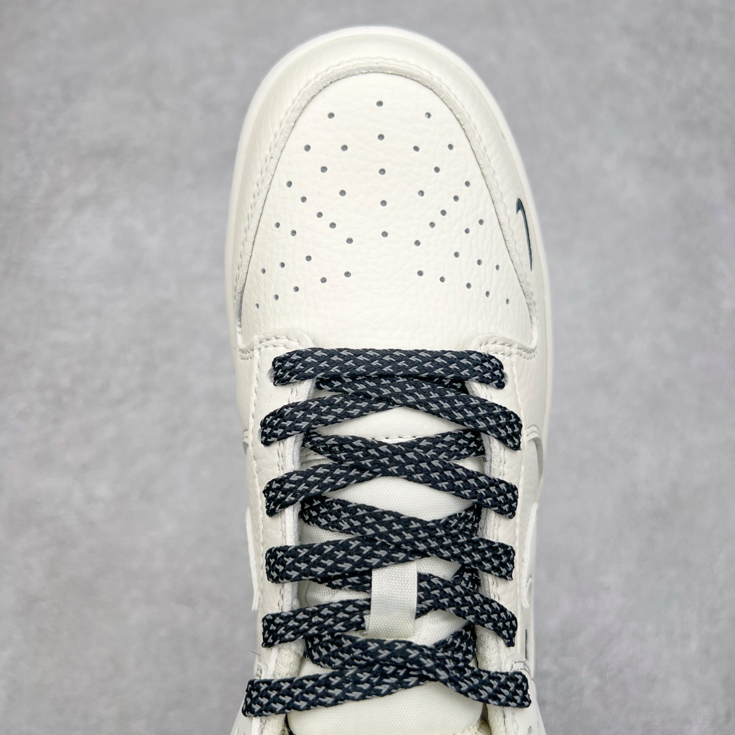 图片[4]-＃福利特价 NK Dunk Low 定制配色 大厂出品 极力推荐 原装头层材料 独家版型蒸餾加工帶來的是更好的视觉和脚感体验大厂纯原品质出货 清洁度 电绣工艺 皮料切割干净无任何毛边 细节完美 实拍调校N版已经零色差零失真 百分百还原实物色彩所见即所得 不存在货不对板色差等低级问题 选购参考实物拍摄 不混卖不参货 只用心做好货严格选品 承诺混一赔十 尺码：36 36.5 37.5 38 38.5 39 40 40.5 41 42 42.5 43 44 44.5 45 46-选品中心