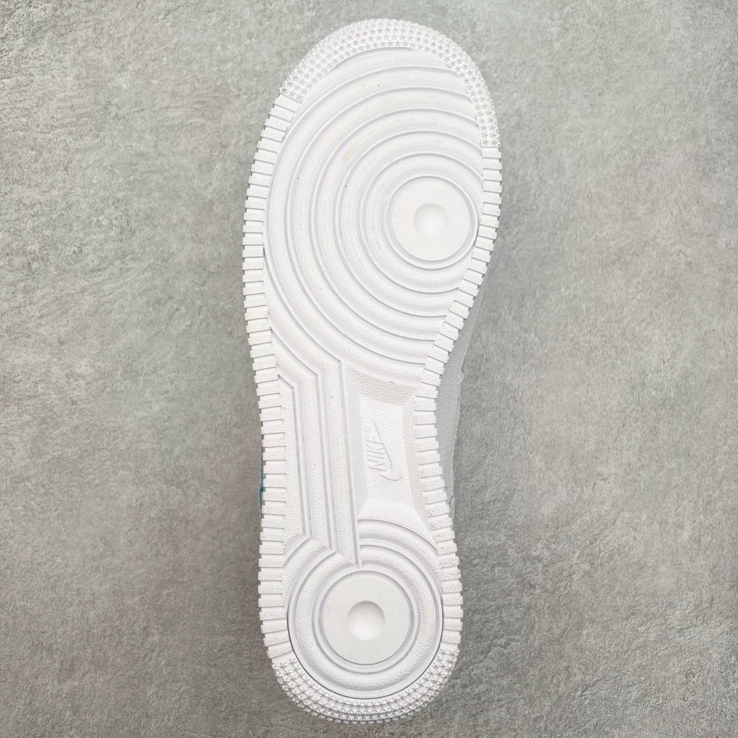 图片[9]-NK Air Force 1´07 Low 空军一号低帮百搭休闲运动板鞋 FB8971-060 柔软、弹性十足的缓震性能和出色的中底设计 横跨复古与现代的外型结合 造就出风靡全球 三十多年的Force 1 直到今天还深受青睐 实拍调校N版已经零色差零失真 百分百还原实物色彩所见即所得 不存在货不对板色差等低级问题 选购参考实物拍摄 不混卖不参货 只用心做好货严格选品 承诺混一赔十 尺码：36 36.5 37.5 38 38.5 39 40 40.5 41 42 42.5 43 44 44.5 45-选品中心