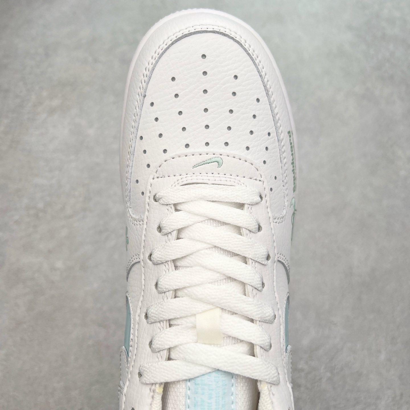 图片[4]-NK Air Force 1´07 Low 空军一号低帮百搭休闲运动板鞋 FB8971-060 柔软、弹性十足的缓震性能和出色的中底设计 横跨复古与现代的外型结合 造就出风靡全球 三十多年的Force 1 直到今天还深受青睐 实拍调校N版已经零色差零失真 百分百还原实物色彩所见即所得 不存在货不对板色差等低级问题 选购参考实物拍摄 不混卖不参货 只用心做好货严格选品 承诺混一赔十 尺码：36 36.5 37.5 38 38.5 39 40 40.5 41 42 42.5 43 44 44.5 45-选品中心