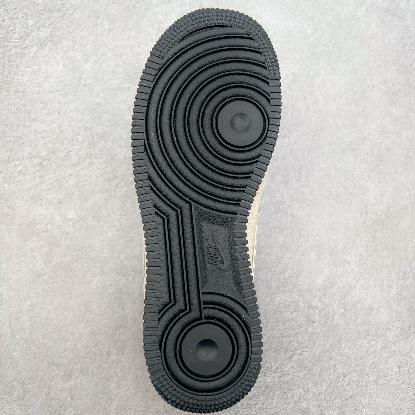 图片[9]-NK Air Force 1´07 Low 空军一号低帮百搭休闲运动板鞋 HH7518-040 柔软、弹性十足的缓震性能和出色的中底设计 横跨复古与现代的外型结合 造就出风靡全球 三十多年的Force 1 直到今天还深受青睐 实拍调校N版已经零色差零失真 百分百还原实物色彩所见即所得 不存在货不对板色差等低级问题 选购参考实物拍摄 不混卖不参货 只用心做好货严格选品 承诺混一赔十 尺码：36 36.5 37.5 38 38.5 39 40 40.5 41 42 42.5 43 44 44.5 45-选品中心