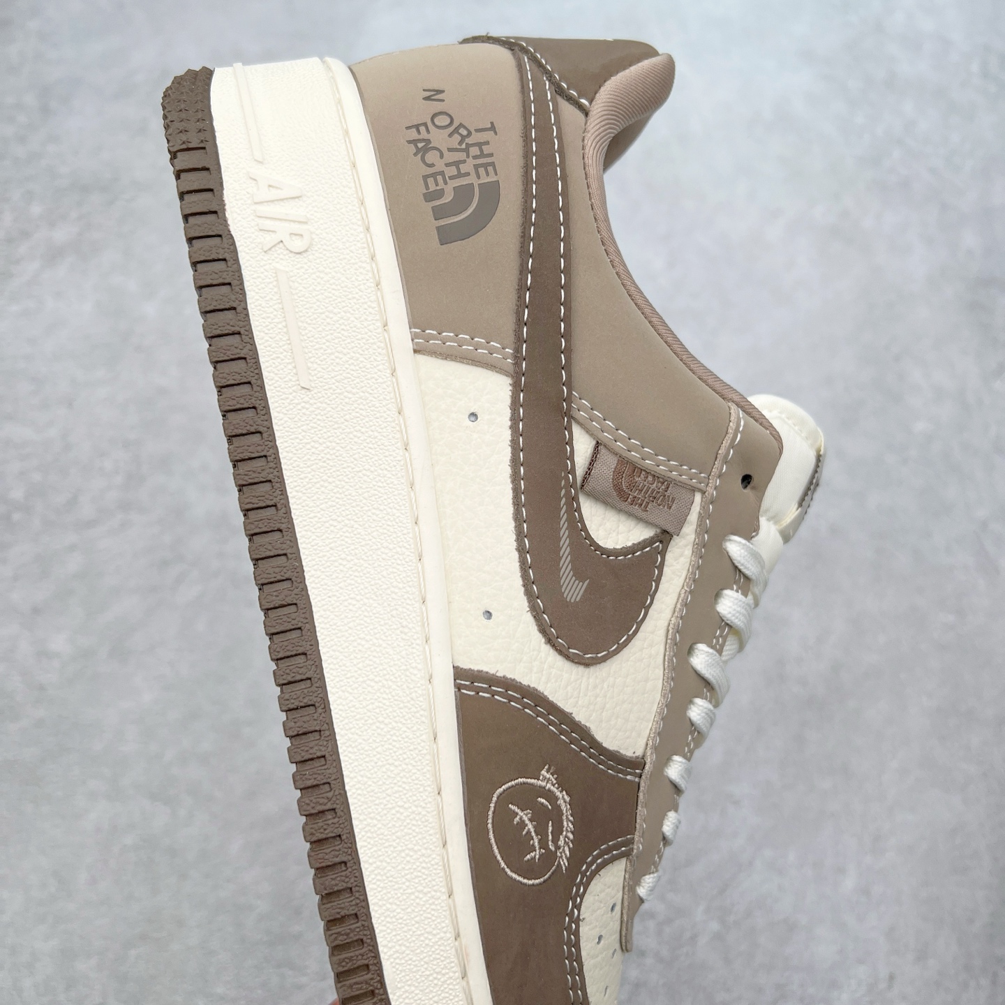 图片[6]-NK Air Force 1´07 Low 空军一号低帮百搭休闲运动板鞋 KK1988-065 柔软、弹性十足的缓震性能和出色的中底设计 横跨复古与现代的外型结合 造就出风靡全球 三十多年的Force 1 直到今天还深受青睐 实拍调校N版已经零色差零失真 百分百还原实物色彩所见即所得 不存在货不对板色差等低级问题 选购参考实物拍摄 不混卖不参货 只用心做好货严格选品 承诺混一赔十 尺码：36 36.5 37.5 38 38.5 39 40 40.5 41 42 42.5 43 44 44.5 45-选品中心