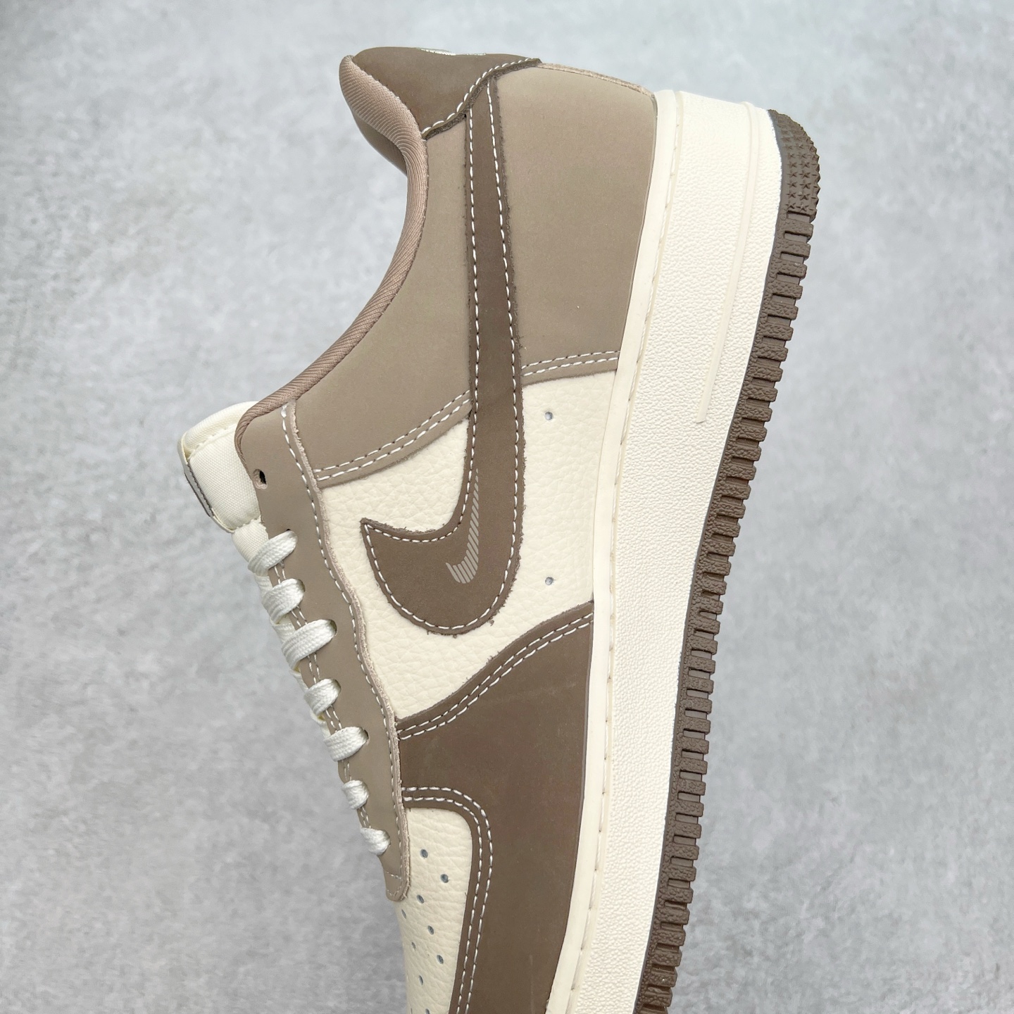 图片[7]-NK Air Force 1´07 Low 空军一号低帮百搭休闲运动板鞋 KK1988-065 柔软、弹性十足的缓震性能和出色的中底设计 横跨复古与现代的外型结合 造就出风靡全球 三十多年的Force 1 直到今天还深受青睐 实拍调校N版已经零色差零失真 百分百还原实物色彩所见即所得 不存在货不对板色差等低级问题 选购参考实物拍摄 不混卖不参货 只用心做好货严格选品 承诺混一赔十 尺码：36 36.5 37.5 38 38.5 39 40 40.5 41 42 42.5 43 44 44.5 45-选品中心