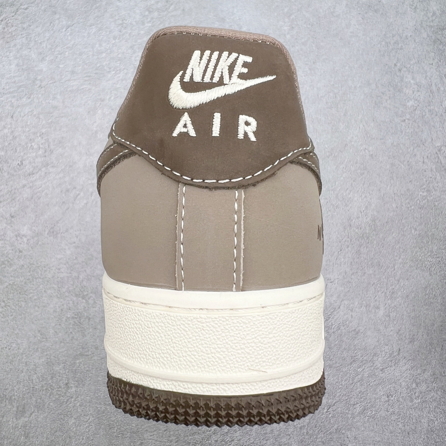 图片[8]-NK Air Force 1´07 Low 空军一号低帮百搭休闲运动板鞋 KK1988-065 柔软、弹性十足的缓震性能和出色的中底设计 横跨复古与现代的外型结合 造就出风靡全球 三十多年的Force 1 直到今天还深受青睐 实拍调校N版已经零色差零失真 百分百还原实物色彩所见即所得 不存在货不对板色差等低级问题 选购参考实物拍摄 不混卖不参货 只用心做好货严格选品 承诺混一赔十 尺码：36 36.5 37.5 38 38.5 39 40 40.5 41 42 42.5 43 44 44.5 45-选品中心