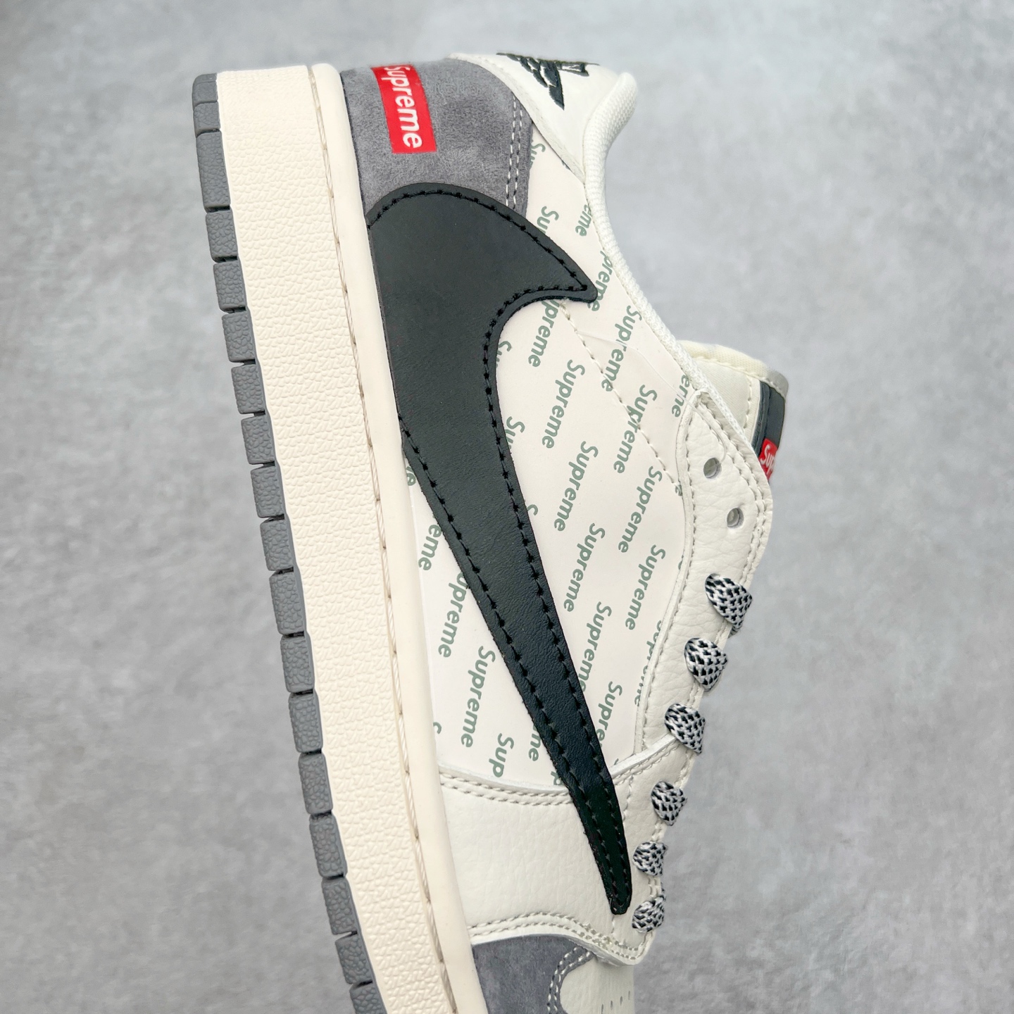 图片[6]-TS x Air Jordan AJ1 Low 倒钩低帮联名定制配色 XY2688-120 原厂内置气垫魔块 A模大底 头层小牛皮 鞋舌AJ原厂专用牛津布+AJ专用反口珍珠布+原厂无杂质高弹内里海棉+特殊封边弹力鞋带 实拍调校N版已经零色差零失真 百分百还原实物色彩所见即所得 不存在货不对板色差等低级问题 选购参考实物拍摄 不混卖不参货 只用心做好货严格选品 承诺混一赔十 尺码：36 36.5 37.5 38 38.5 39 40 40.5 41 42 42.5 43 44 44.5 45-选品中心