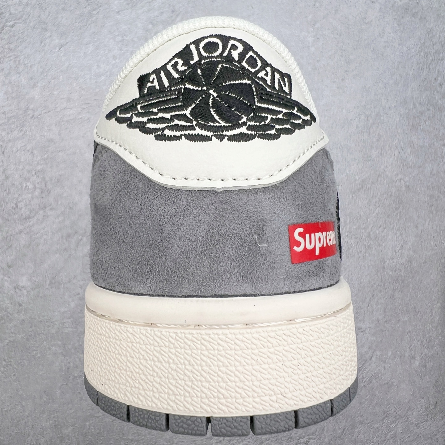 图片[8]-TS x Air Jordan AJ1 Low 倒钩低帮联名定制配色 XY2688-120 原厂内置气垫魔块 A模大底 头层小牛皮 鞋舌AJ原厂专用牛津布+AJ专用反口珍珠布+原厂无杂质高弹内里海棉+特殊封边弹力鞋带 实拍调校N版已经零色差零失真 百分百还原实物色彩所见即所得 不存在货不对板色差等低级问题 选购参考实物拍摄 不混卖不参货 只用心做好货严格选品 承诺混一赔十 尺码：36 36.5 37.5 38 38.5 39 40 40.5 41 42 42.5 43 44 44.5 45-选品中心