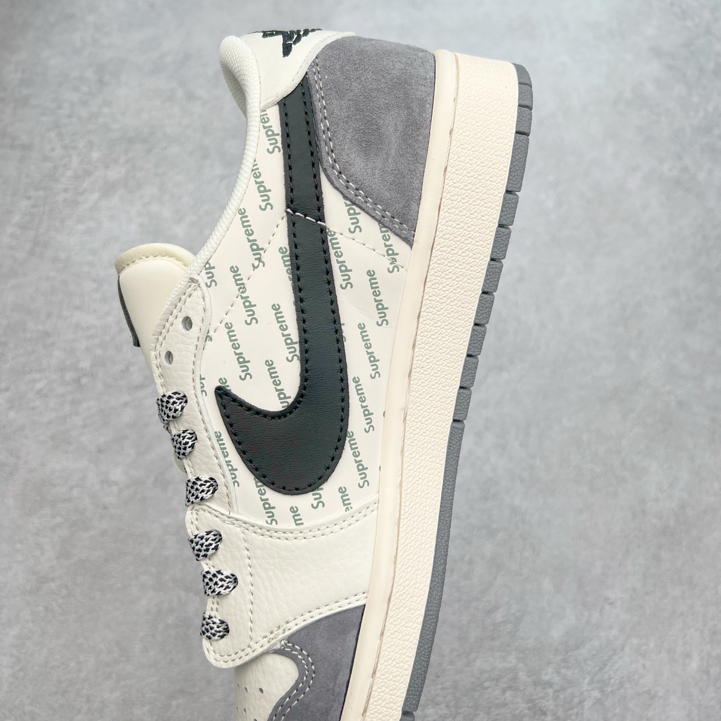 图片[7]-TS x Air Jordan AJ1 Low 倒钩低帮联名定制配色 XY2688-120 原厂内置气垫魔块 A模大底 头层小牛皮 鞋舌AJ原厂专用牛津布+AJ专用反口珍珠布+原厂无杂质高弹内里海棉+特殊封边弹力鞋带 实拍调校N版已经零色差零失真 百分百还原实物色彩所见即所得 不存在货不对板色差等低级问题 选购参考实物拍摄 不混卖不参货 只用心做好货严格选品 承诺混一赔十 尺码：36 36.5 37.5 38 38.5 39 40 40.5 41 42 42.5 43 44 44.5 45-选品中心