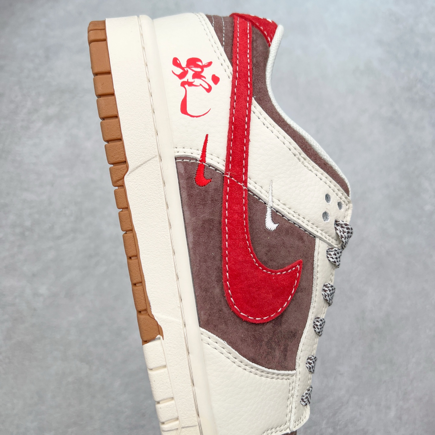 图片[6]-NK Dunk Low 定制配色 CF3688-001 大厂出品 极力推荐 原装头层材料 独家版型蒸餾加工帶來的是更好的视觉和脚感体验大厂纯原品质出货 清洁度 电绣工艺 皮料切割干净无任何毛边 细节完美 实拍调校N版已经零色差零失真 百分百还原实物色彩所见即所得 不存在货不对板色差等低级问题 选购参考实物拍摄 不混卖不参货 只用心做好货严格选品 承诺混一赔十 尺码：36 36.5 37.5 38 38.5 39 40 40.5 41 42 42.5 43 44 44.5 45-选品中心