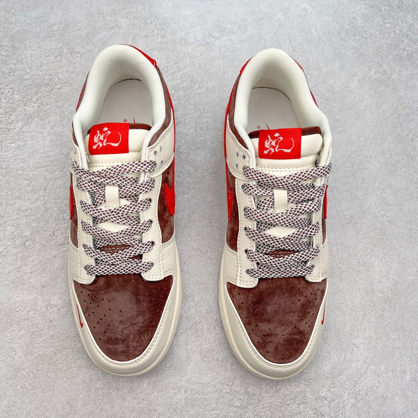 图片[2]-NK Dunk Low 定制配色 CF3688-001 大厂出品 极力推荐 原装头层材料 独家版型蒸餾加工帶來的是更好的视觉和脚感体验大厂纯原品质出货 清洁度 电绣工艺 皮料切割干净无任何毛边 细节完美 实拍调校N版已经零色差零失真 百分百还原实物色彩所见即所得 不存在货不对板色差等低级问题 选购参考实物拍摄 不混卖不参货 只用心做好货严格选品 承诺混一赔十 尺码：36 36.5 37.5 38 38.5 39 40 40.5 41 42 42.5 43 44 44.5 45-选品中心