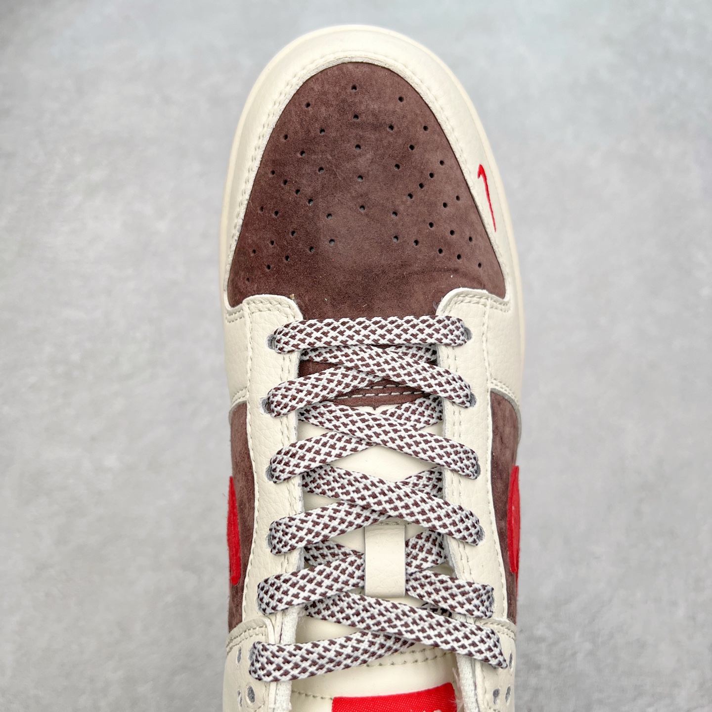 图片[4]-NK Dunk Low 定制配色 CF3688-001 大厂出品 极力推荐 原装头层材料 独家版型蒸餾加工帶來的是更好的视觉和脚感体验大厂纯原品质出货 清洁度 电绣工艺 皮料切割干净无任何毛边 细节完美 实拍调校N版已经零色差零失真 百分百还原实物色彩所见即所得 不存在货不对板色差等低级问题 选购参考实物拍摄 不混卖不参货 只用心做好货严格选品 承诺混一赔十 尺码：36 36.5 37.5 38 38.5 39 40 40.5 41 42 42.5 43 44 44.5 45-选品中心