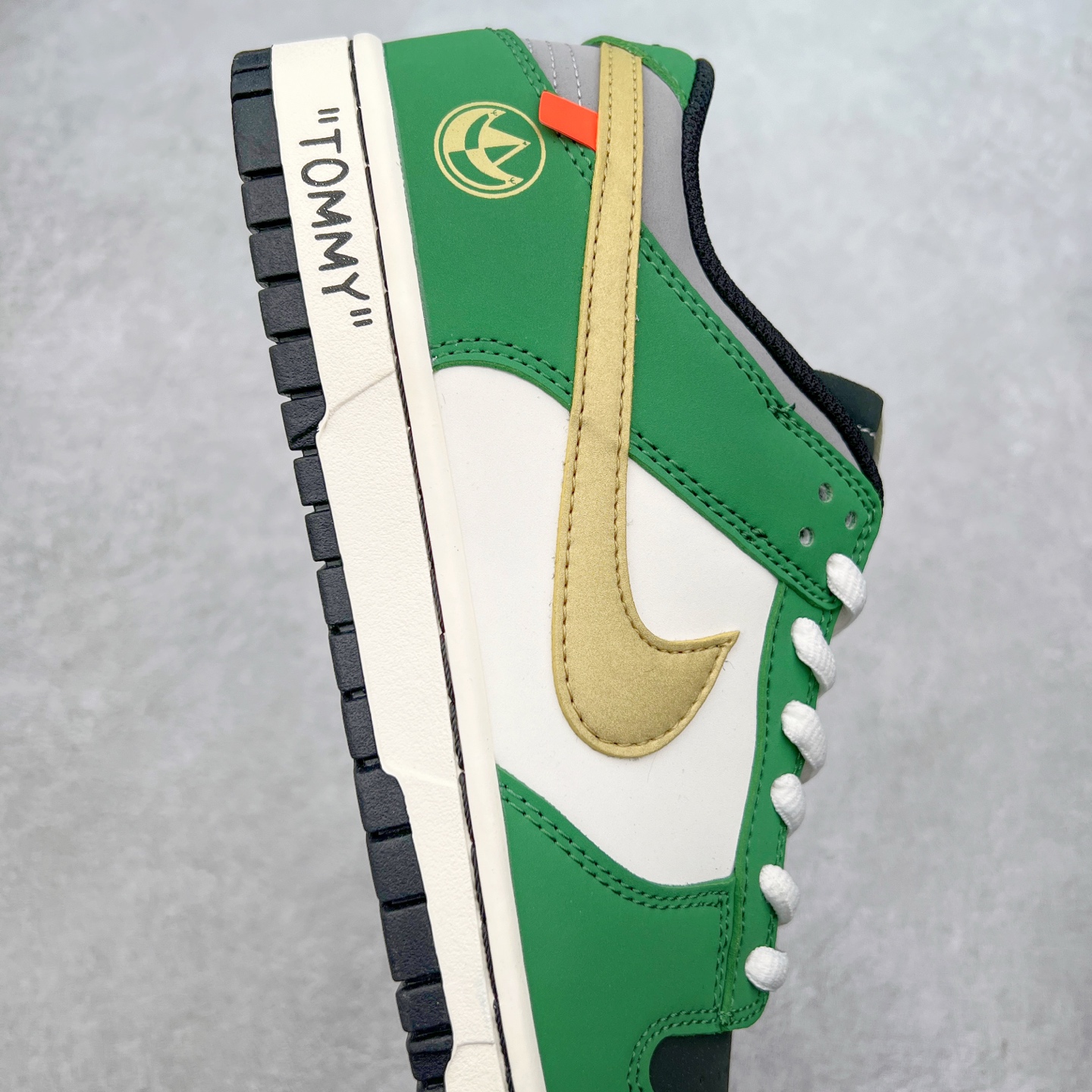 图片[6]-NK Dunk Low 定制配色 ZZ1998-006 大厂出品 极力推荐 原装头层材料 独家版型蒸餾加工帶來的是更好的视觉和脚感体验大厂纯原品质出货 清洁度 电绣工艺 皮料切割干净无任何毛边 细节完美 实拍调校N版已经零色差零失真 百分百还原实物色彩所见即所得 不存在货不对板色差等低级问题 选购参考实物拍摄 不混卖不参货 只用心做好货严格选品 承诺混一赔十 尺码：36 36.5 37.5 38 38.5 39 40 40.5 41 42 42.5 43 44 44.5 45-选品中心