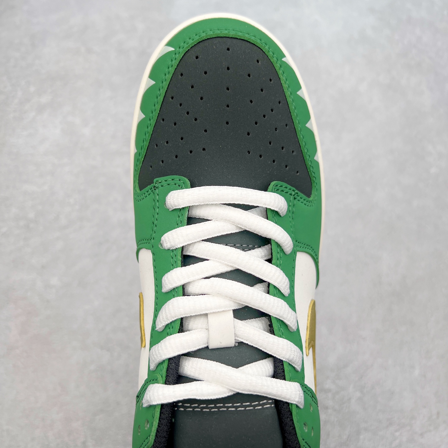 图片[4]-NK Dunk Low 定制配色 ZZ1998-006 大厂出品 极力推荐 原装头层材料 独家版型蒸餾加工帶來的是更好的视觉和脚感体验大厂纯原品质出货 清洁度 电绣工艺 皮料切割干净无任何毛边 细节完美 实拍调校N版已经零色差零失真 百分百还原实物色彩所见即所得 不存在货不对板色差等低级问题 选购参考实物拍摄 不混卖不参货 只用心做好货严格选品 承诺混一赔十 尺码：36 36.5 37.5 38 38.5 39 40 40.5 41 42 42.5 43 44 44.5 45-选品中心