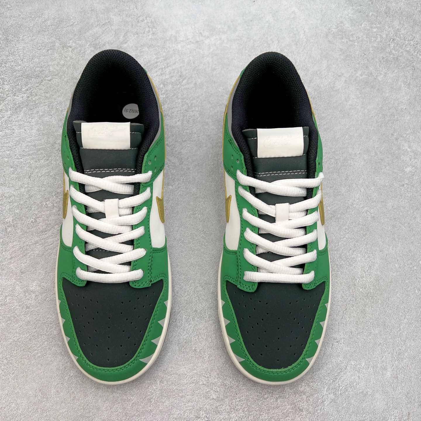 图片[2]-NK Dunk Low 定制配色 ZZ1998-006 大厂出品 极力推荐 原装头层材料 独家版型蒸餾加工帶來的是更好的视觉和脚感体验大厂纯原品质出货 清洁度 电绣工艺 皮料切割干净无任何毛边 细节完美 实拍调校N版已经零色差零失真 百分百还原实物色彩所见即所得 不存在货不对板色差等低级问题 选购参考实物拍摄 不混卖不参货 只用心做好货严格选品 承诺混一赔十 尺码：36 36.5 37.5 38 38.5 39 40 40.5 41 42 42.5 43 44 44.5 45-选品中心