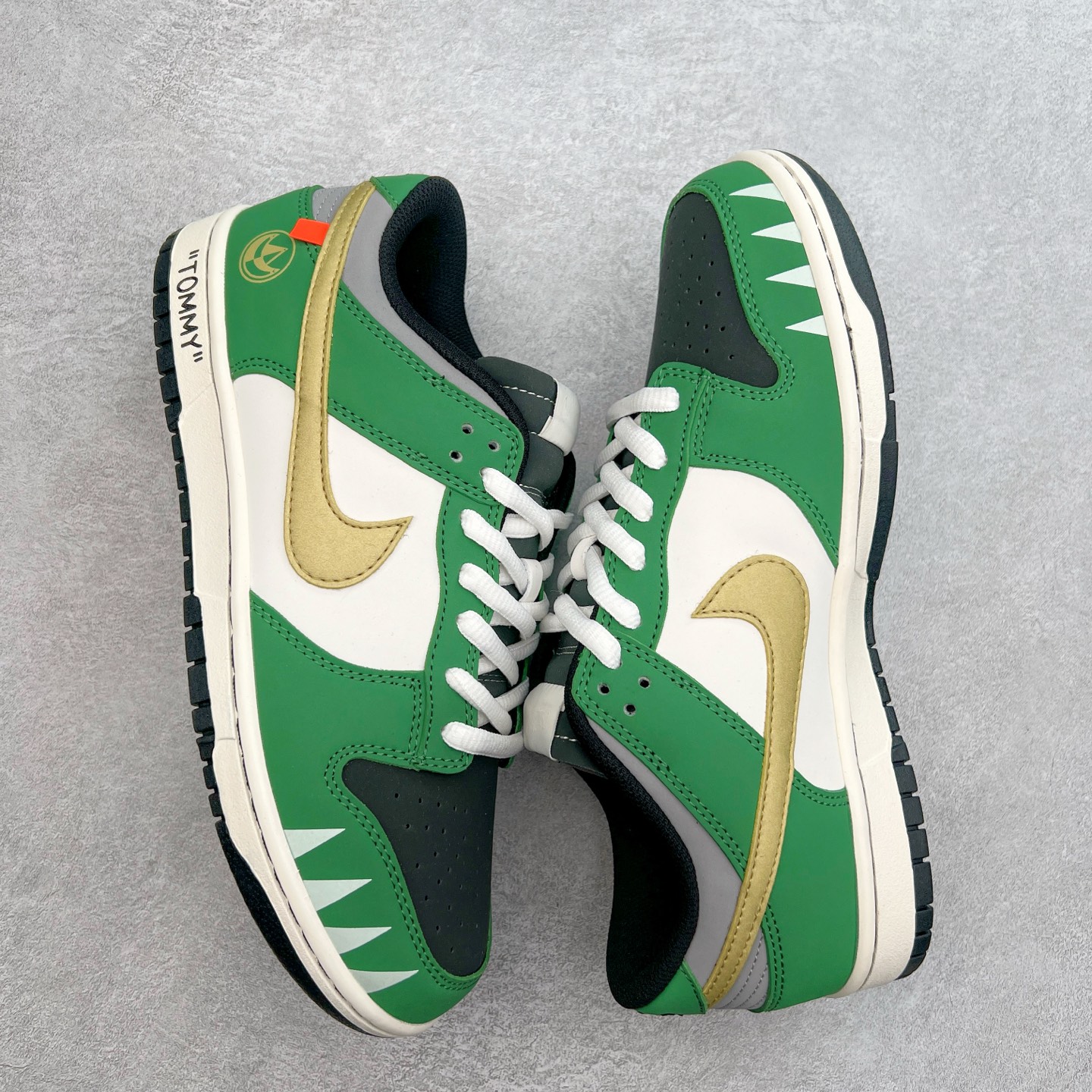 图片[3]-NK Dunk Low 定制配色 ZZ1998-006 大厂出品 极力推荐 原装头层材料 独家版型蒸餾加工帶來的是更好的视觉和脚感体验大厂纯原品质出货 清洁度 电绣工艺 皮料切割干净无任何毛边 细节完美 实拍调校N版已经零色差零失真 百分百还原实物色彩所见即所得 不存在货不对板色差等低级问题 选购参考实物拍摄 不混卖不参货 只用心做好货严格选品 承诺混一赔十 尺码：36 36.5 37.5 38 38.5 39 40 40.5 41 42 42.5 43 44 44.5 45-选品中心