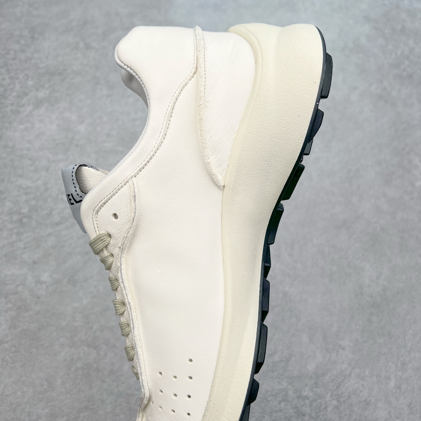 图片[7]-𝗖𝗛𝗔𝗡𝗟||香奈儿 小香𝟐𝟎𝟐𝟓C 德训鞋熊猫鞋 超软休闲增高 众多明星推荐上脚 【MAX纯原东莞大厂顶级品质】 ～出入𝐙𝐆无压力 超轻超软小白鞋～3.5cm超轻厚底～很q彈又軟～巨巨好穿～上脚超级轻便舒适～强烈的踩屎感～脚踩棉花糖一样～暴走两万步～不累脚～日常穿搭的完美选择 【独家𝐙𝐏一致对版材质】 ⇢鞋面：独家原版定制❶米白色无铬柔牛皮面 ❷定制贴摔纹牛皮灰白色牛层 ⇢内里：独家原版定制 ❶柔软米白色羊皮里 ❷柔软浅灰色羊皮里透气三明治网布 ⇢垫脚：独家原版定制吸汗莱卡布注塑eva脚床 ⇢大底：独家原版开发私摸双拼tpr大底 【底高：2.5cm左右】 懂货的自然懂～代购品质绝对完全不一样 ⇢𝐒𝐈𝐙𝐄：35、36、37、38、39、40 𝗖𝗛𝗔𝗡𝗟||香奈儿 小香𝟐𝟎𝟐𝟓C 德训鞋熊猫鞋 超软休闲增高 众多明星推荐上脚 【MAX纯原东莞大厂顶级品质】 ～出入𝐙𝐆无压力 超轻超软小白鞋～3.5cm超轻厚底～很q彈又軟～巨巨好穿～上脚超级轻便舒适～强烈的踩屎感～脚踩棉花糖一样～暴走两万步～不累脚～日常穿搭的完美选择 【独家𝐙𝐏一致对版材质】 ⇢鞋面：独家原版定制❶米白色无铬柔牛皮面 ❷定制贴摔纹牛皮灰白色牛层 ⇢内里：独家原版定制 ❶柔软米白色羊皮里 ❷柔软浅灰色羊皮里透气三明治网布 ⇢垫脚：独家原版定制吸汗莱卡布注塑eva脚床 ⇢大底：独家原版开发私摸双拼tpr大底 【底高：2.5cm左右】 懂货的自然懂～代购品质绝对完全不一样 ⇢𝐒𝐈𝐙𝐄：35、36、37、38、39、40-选品中心