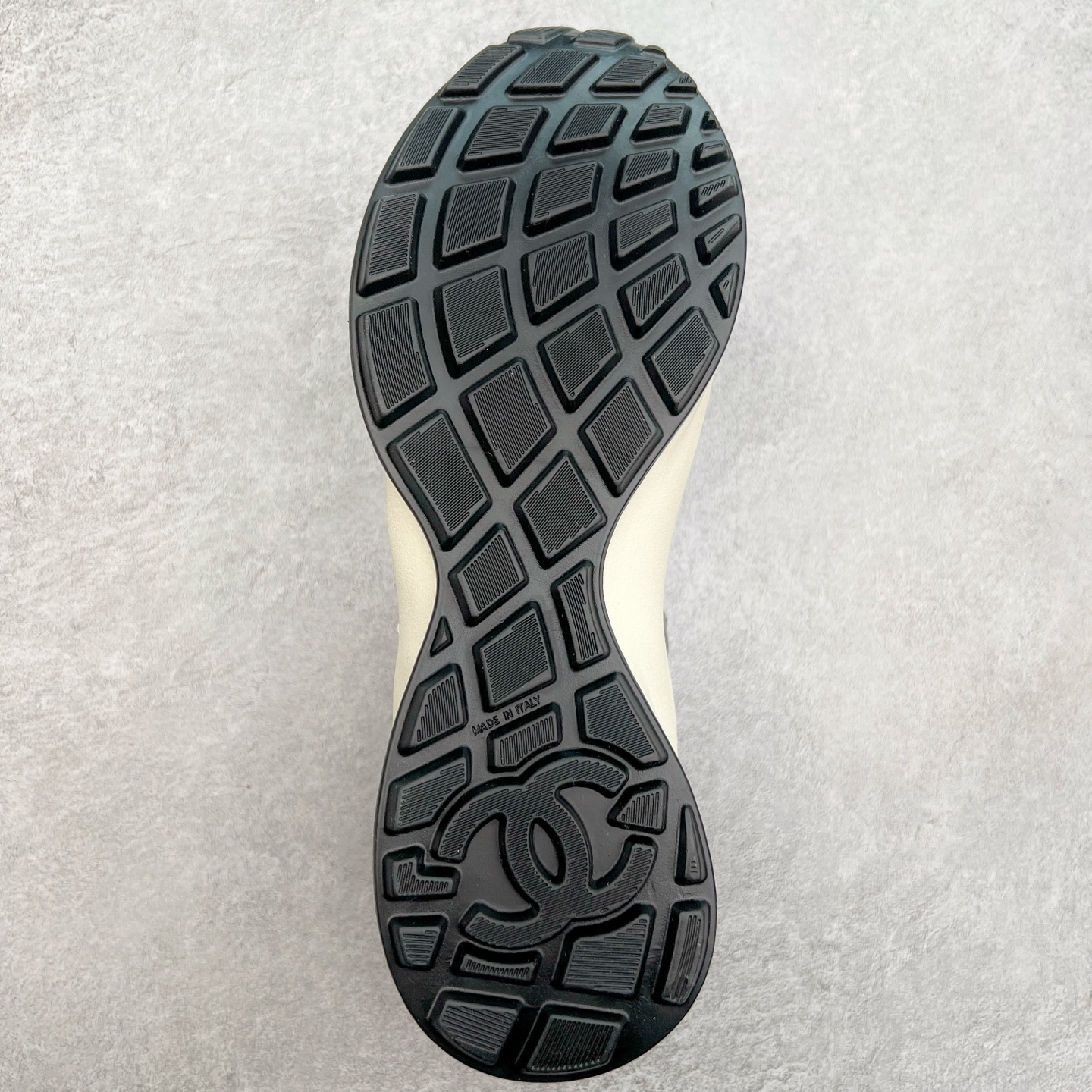 图片[9]-𝗖𝗛𝗔𝗡𝗟||香奈儿 小香𝟐𝟎𝟐𝟓C 德训鞋熊猫鞋 超软休闲增高 众多明星推荐上脚 【MAX纯原东莞大厂顶级品质】 ～出入𝐙𝐆无压力 超轻超软小白鞋～3.5cm超轻厚底～很q彈又軟～巨巨好穿～上脚超级轻便舒适～强烈的踩屎感～脚踩棉花糖一样～暴走两万步～不累脚～日常穿搭的完美选择 【独家𝐙𝐏一致对版材质】 ⇢鞋面：独家原版定制❶米白色无铬柔牛皮面 ❷定制贴摔纹牛皮灰白色牛层 ⇢内里：独家原版定制 ❶柔软米白色羊皮里 ❷柔软浅灰色羊皮里透气三明治网布 ⇢垫脚：独家原版定制吸汗莱卡布注塑eva脚床 ⇢大底：独家原版开发私摸双拼tpr大底 【底高：2.5cm左右】 懂货的自然懂～代购品质绝对完全不一样 ⇢𝐒𝐈𝐙𝐄：35、36、37、38、39、40 𝗖𝗛𝗔𝗡𝗟||香奈儿 小香𝟐𝟎𝟐𝟓C 德训鞋熊猫鞋 超软休闲增高 众多明星推荐上脚 【MAX纯原东莞大厂顶级品质】 ～出入𝐙𝐆无压力 超轻超软小白鞋～3.5cm超轻厚底～很q彈又軟～巨巨好穿～上脚超级轻便舒适～强烈的踩屎感～脚踩棉花糖一样～暴走两万步～不累脚～日常穿搭的完美选择 【独家𝐙𝐏一致对版材质】 ⇢鞋面：独家原版定制❶米白色无铬柔牛皮面 ❷定制贴摔纹牛皮灰白色牛层 ⇢内里：独家原版定制 ❶柔软米白色羊皮里 ❷柔软浅灰色羊皮里透气三明治网布 ⇢垫脚：独家原版定制吸汗莱卡布注塑eva脚床 ⇢大底：独家原版开发私摸双拼tpr大底 【底高：2.5cm左右】 懂货的自然懂～代购品质绝对完全不一样 ⇢𝐒𝐈𝐙𝐄：35、36、37、38、39、40-选品中心