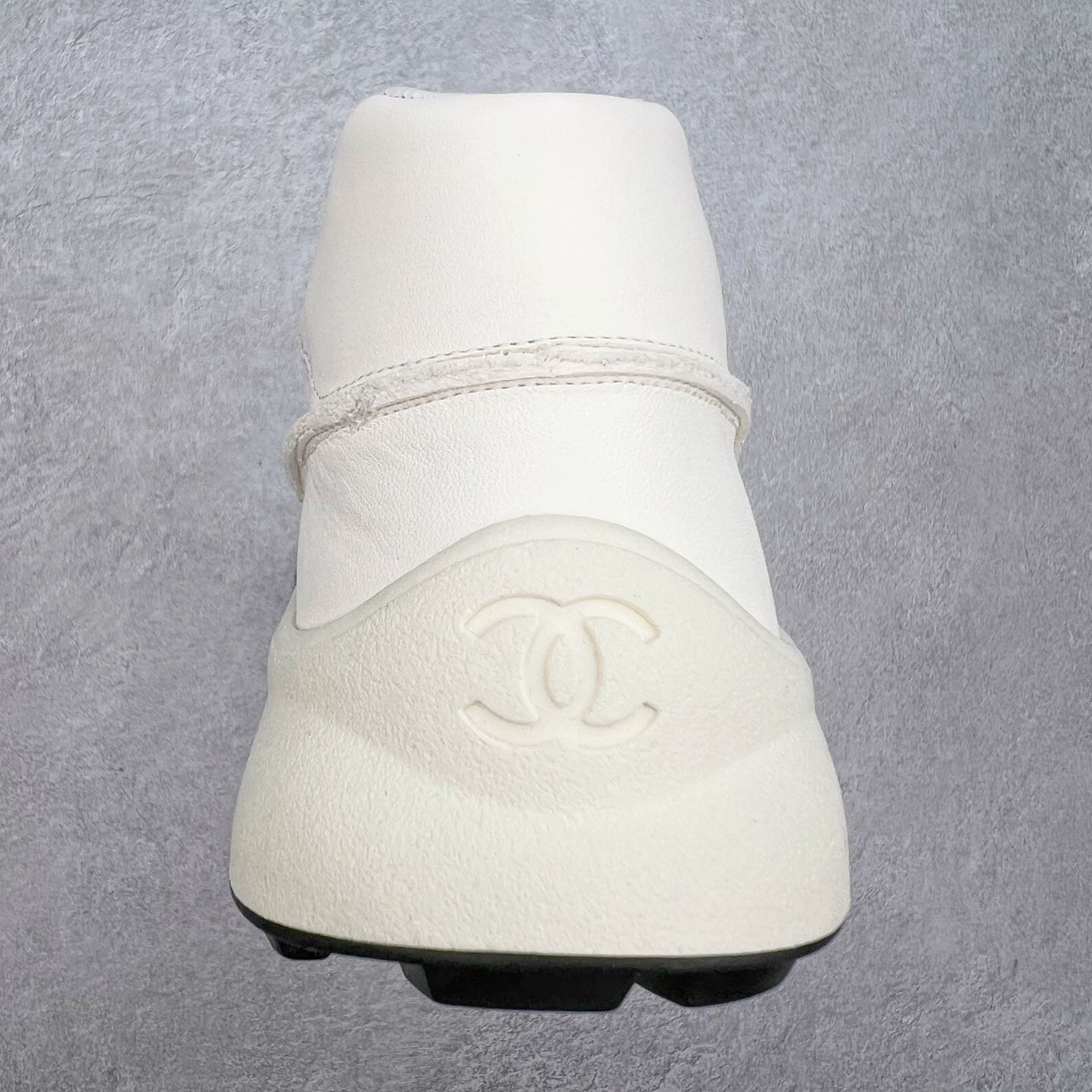 图片[8]-𝗖𝗛𝗔𝗡𝗟||香奈儿 小香𝟐𝟎𝟐𝟓C 德训鞋熊猫鞋 超软休闲增高 众多明星推荐上脚 【MAX纯原东莞大厂顶级品质】 ～出入𝐙𝐆无压力 超轻超软小白鞋～3.5cm超轻厚底～很q彈又軟～巨巨好穿～上脚超级轻便舒适～强烈的踩屎感～脚踩棉花糖一样～暴走两万步～不累脚～日常穿搭的完美选择 【独家𝐙𝐏一致对版材质】 ⇢鞋面：独家原版定制❶米白色无铬柔牛皮面 ❷定制贴摔纹牛皮灰白色牛层 ⇢内里：独家原版定制 ❶柔软米白色羊皮里 ❷柔软浅灰色羊皮里透气三明治网布 ⇢垫脚：独家原版定制吸汗莱卡布注塑eva脚床 ⇢大底：独家原版开发私摸双拼tpr大底 【底高：2.5cm左右】 懂货的自然懂～代购品质绝对完全不一样 ⇢𝐒𝐈𝐙𝐄：35、36、37、38、39、40 𝗖𝗛𝗔𝗡𝗟||香奈儿 小香𝟐𝟎𝟐𝟓C 德训鞋熊猫鞋 超软休闲增高 众多明星推荐上脚 【MAX纯原东莞大厂顶级品质】 ～出入𝐙𝐆无压力 超轻超软小白鞋～3.5cm超轻厚底～很q彈又軟～巨巨好穿～上脚超级轻便舒适～强烈的踩屎感～脚踩棉花糖一样～暴走两万步～不累脚～日常穿搭的完美选择 【独家𝐙𝐏一致对版材质】 ⇢鞋面：独家原版定制❶米白色无铬柔牛皮面 ❷定制贴摔纹牛皮灰白色牛层 ⇢内里：独家原版定制 ❶柔软米白色羊皮里 ❷柔软浅灰色羊皮里透气三明治网布 ⇢垫脚：独家原版定制吸汗莱卡布注塑eva脚床 ⇢大底：独家原版开发私摸双拼tpr大底 【底高：2.5cm左右】 懂货的自然懂～代购品质绝对完全不一样 ⇢𝐒𝐈𝐙𝐄：35、36、37、38、39、40-选品中心