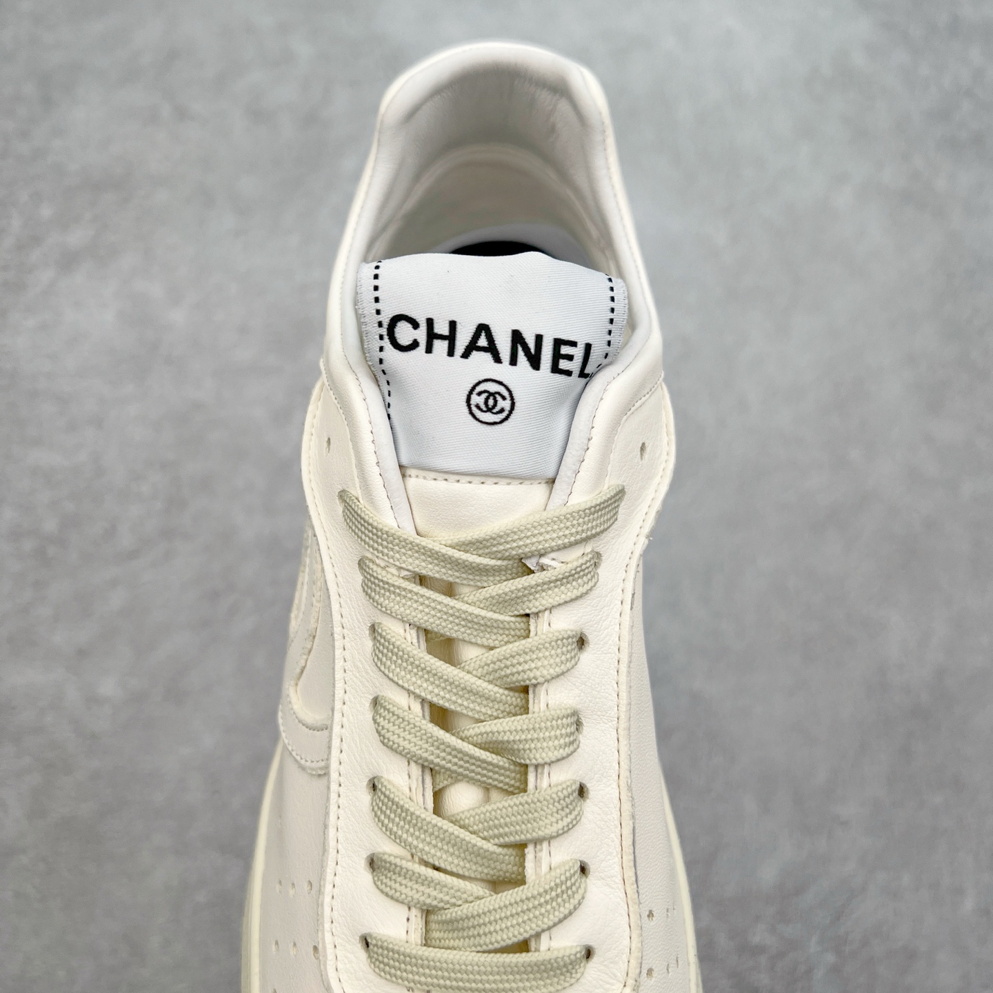 图片[5]-𝗖𝗛𝗔𝗡𝗟||香奈儿 小香𝟐𝟎𝟐𝟓C 德训鞋熊猫鞋 超软休闲增高 众多明星推荐上脚 【MAX纯原东莞大厂顶级品质】 ～出入𝐙𝐆无压力 超轻超软小白鞋～3.5cm超轻厚底～很q彈又軟～巨巨好穿～上脚超级轻便舒适～强烈的踩屎感～脚踩棉花糖一样～暴走两万步～不累脚～日常穿搭的完美选择 【独家𝐙𝐏一致对版材质】 ⇢鞋面：独家原版定制❶米白色无铬柔牛皮面 ❷定制贴摔纹牛皮灰白色牛层 ⇢内里：独家原版定制 ❶柔软米白色羊皮里 ❷柔软浅灰色羊皮里透气三明治网布 ⇢垫脚：独家原版定制吸汗莱卡布注塑eva脚床 ⇢大底：独家原版开发私摸双拼tpr大底 【底高：2.5cm左右】 懂货的自然懂～代购品质绝对完全不一样 ⇢𝐒𝐈𝐙𝐄：35、36、37、38、39、40 𝗖𝗛𝗔𝗡𝗟||香奈儿 小香𝟐𝟎𝟐𝟓C 德训鞋熊猫鞋 超软休闲增高 众多明星推荐上脚 【MAX纯原东莞大厂顶级品质】 ～出入𝐙𝐆无压力 超轻超软小白鞋～3.5cm超轻厚底～很q彈又軟～巨巨好穿～上脚超级轻便舒适～强烈的踩屎感～脚踩棉花糖一样～暴走两万步～不累脚～日常穿搭的完美选择 【独家𝐙𝐏一致对版材质】 ⇢鞋面：独家原版定制❶米白色无铬柔牛皮面 ❷定制贴摔纹牛皮灰白色牛层 ⇢内里：独家原版定制 ❶柔软米白色羊皮里 ❷柔软浅灰色羊皮里透气三明治网布 ⇢垫脚：独家原版定制吸汗莱卡布注塑eva脚床 ⇢大底：独家原版开发私摸双拼tpr大底 【底高：2.5cm左右】 懂货的自然懂～代购品质绝对完全不一样 ⇢𝐒𝐈𝐙𝐄：35、36、37、38、39、40-选品中心