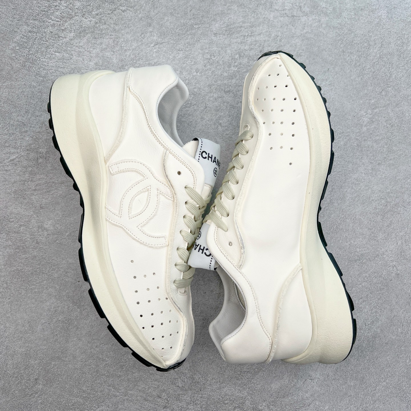 图片[3]-𝗖𝗛𝗔𝗡𝗟||香奈儿 小香𝟐𝟎𝟐𝟓C 德训鞋熊猫鞋 超软休闲增高 众多明星推荐上脚 【MAX纯原东莞大厂顶级品质】 ～出入𝐙𝐆无压力 超轻超软小白鞋～3.5cm超轻厚底～很q彈又軟～巨巨好穿～上脚超级轻便舒适～强烈的踩屎感～脚踩棉花糖一样～暴走两万步～不累脚～日常穿搭的完美选择 【独家𝐙𝐏一致对版材质】 ⇢鞋面：独家原版定制❶米白色无铬柔牛皮面 ❷定制贴摔纹牛皮灰白色牛层 ⇢内里：独家原版定制 ❶柔软米白色羊皮里 ❷柔软浅灰色羊皮里透气三明治网布 ⇢垫脚：独家原版定制吸汗莱卡布注塑eva脚床 ⇢大底：独家原版开发私摸双拼tpr大底 【底高：2.5cm左右】 懂货的自然懂～代购品质绝对完全不一样 ⇢𝐒𝐈𝐙𝐄：35、36、37、38、39、40 𝗖𝗛𝗔𝗡𝗟||香奈儿 小香𝟐𝟎𝟐𝟓C 德训鞋熊猫鞋 超软休闲增高 众多明星推荐上脚 【MAX纯原东莞大厂顶级品质】 ～出入𝐙𝐆无压力 超轻超软小白鞋～3.5cm超轻厚底～很q彈又軟～巨巨好穿～上脚超级轻便舒适～强烈的踩屎感～脚踩棉花糖一样～暴走两万步～不累脚～日常穿搭的完美选择 【独家𝐙𝐏一致对版材质】 ⇢鞋面：独家原版定制❶米白色无铬柔牛皮面 ❷定制贴摔纹牛皮灰白色牛层 ⇢内里：独家原版定制 ❶柔软米白色羊皮里 ❷柔软浅灰色羊皮里透气三明治网布 ⇢垫脚：独家原版定制吸汗莱卡布注塑eva脚床 ⇢大底：独家原版开发私摸双拼tpr大底 【底高：2.5cm左右】 懂货的自然懂～代购品质绝对完全不一样 ⇢𝐒𝐈𝐙𝐄：35、36、37、38、39、40-选品中心