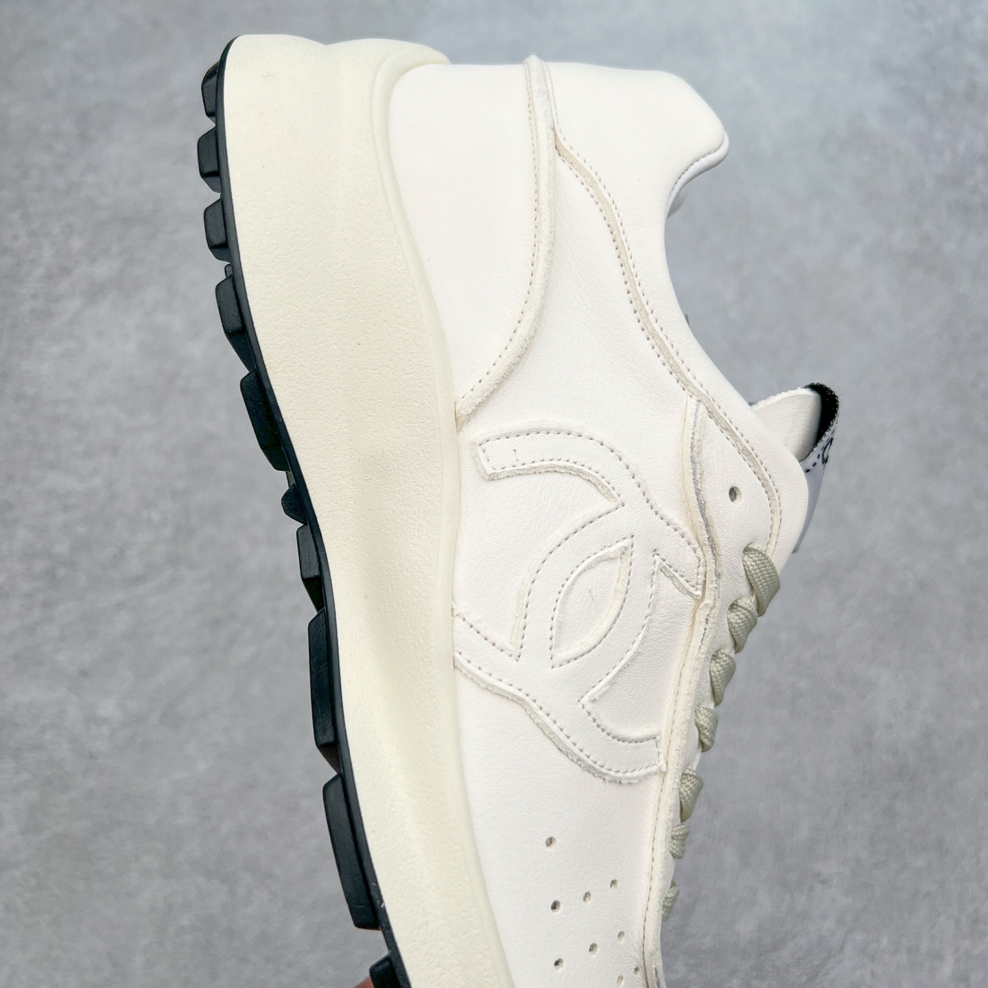 图片[6]-𝗖𝗛𝗔𝗡𝗟||香奈儿 小香𝟐𝟎𝟐𝟓C 德训鞋熊猫鞋 超软休闲增高 众多明星推荐上脚 【MAX纯原东莞大厂顶级品质】 ～出入𝐙𝐆无压力 超轻超软小白鞋～3.5cm超轻厚底～很q彈又軟～巨巨好穿～上脚超级轻便舒适～强烈的踩屎感～脚踩棉花糖一样～暴走两万步～不累脚～日常穿搭的完美选择 【独家𝐙𝐏一致对版材质】 ⇢鞋面：独家原版定制❶米白色无铬柔牛皮面 ❷定制贴摔纹牛皮灰白色牛层 ⇢内里：独家原版定制 ❶柔软米白色羊皮里 ❷柔软浅灰色羊皮里透气三明治网布 ⇢垫脚：独家原版定制吸汗莱卡布注塑eva脚床 ⇢大底：独家原版开发私摸双拼tpr大底 【底高：2.5cm左右】 懂货的自然懂～代购品质绝对完全不一样 ⇢𝐒𝐈𝐙𝐄：35、36、37、38、39、40 𝗖𝗛𝗔𝗡𝗟||香奈儿 小香𝟐𝟎𝟐𝟓C 德训鞋熊猫鞋 超软休闲增高 众多明星推荐上脚 【MAX纯原东莞大厂顶级品质】 ～出入𝐙𝐆无压力 超轻超软小白鞋～3.5cm超轻厚底～很q彈又軟～巨巨好穿～上脚超级轻便舒适～强烈的踩屎感～脚踩棉花糖一样～暴走两万步～不累脚～日常穿搭的完美选择 【独家𝐙𝐏一致对版材质】 ⇢鞋面：独家原版定制❶米白色无铬柔牛皮面 ❷定制贴摔纹牛皮灰白色牛层 ⇢内里：独家原版定制 ❶柔软米白色羊皮里 ❷柔软浅灰色羊皮里透气三明治网布 ⇢垫脚：独家原版定制吸汗莱卡布注塑eva脚床 ⇢大底：独家原版开发私摸双拼tpr大底 【底高：2.5cm左右】 懂货的自然懂～代购品质绝对完全不一样 ⇢𝐒𝐈𝐙𝐄：35、36、37、38、39、40-选品中心