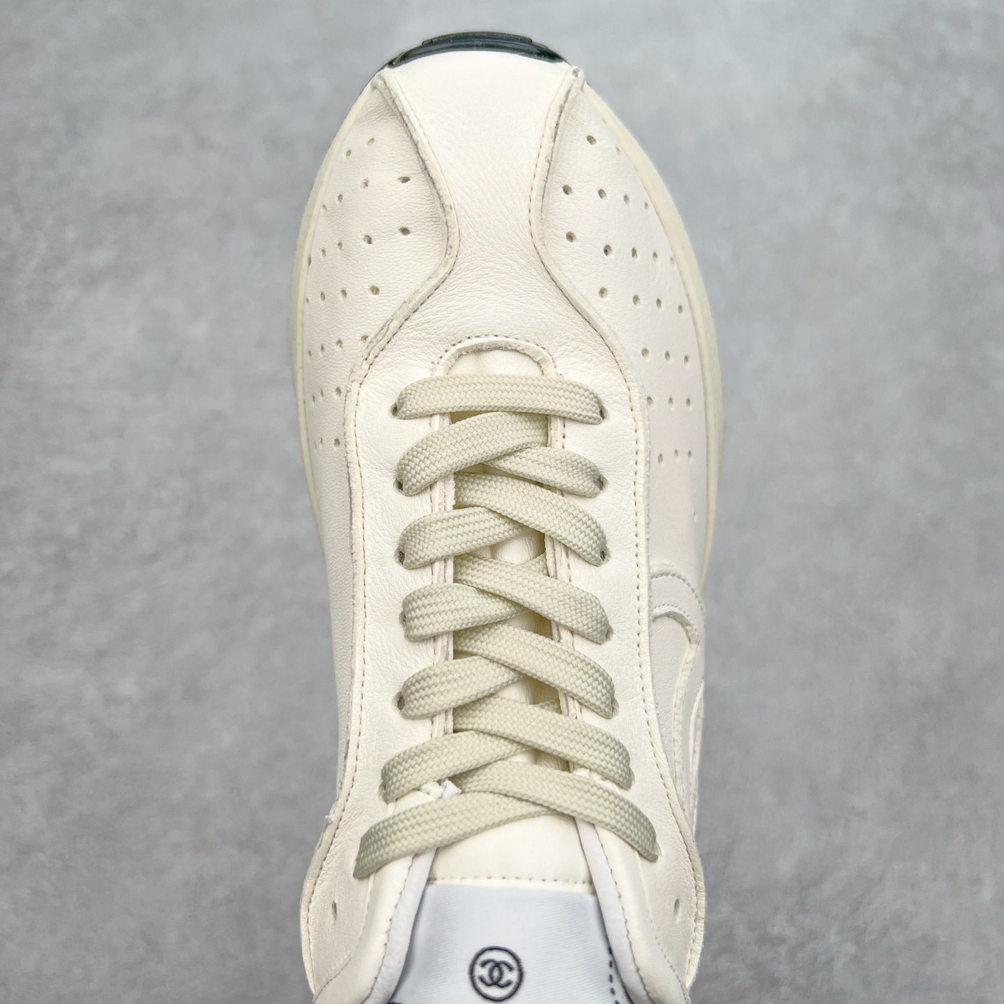 图片[4]-𝗖𝗛𝗔𝗡𝗟||香奈儿 小香𝟐𝟎𝟐𝟓C 德训鞋熊猫鞋 超软休闲增高 众多明星推荐上脚 【MAX纯原东莞大厂顶级品质】 ～出入𝐙𝐆无压力 超轻超软小白鞋～3.5cm超轻厚底～很q彈又軟～巨巨好穿～上脚超级轻便舒适～强烈的踩屎感～脚踩棉花糖一样～暴走两万步～不累脚～日常穿搭的完美选择 【独家𝐙𝐏一致对版材质】 ⇢鞋面：独家原版定制❶米白色无铬柔牛皮面 ❷定制贴摔纹牛皮灰白色牛层 ⇢内里：独家原版定制 ❶柔软米白色羊皮里 ❷柔软浅灰色羊皮里透气三明治网布 ⇢垫脚：独家原版定制吸汗莱卡布注塑eva脚床 ⇢大底：独家原版开发私摸双拼tpr大底 【底高：2.5cm左右】 懂货的自然懂～代购品质绝对完全不一样 ⇢𝐒𝐈𝐙𝐄：35、36、37、38、39、40 𝗖𝗛𝗔𝗡𝗟||香奈儿 小香𝟐𝟎𝟐𝟓C 德训鞋熊猫鞋 超软休闲增高 众多明星推荐上脚 【MAX纯原东莞大厂顶级品质】 ～出入𝐙𝐆无压力 超轻超软小白鞋～3.5cm超轻厚底～很q彈又軟～巨巨好穿～上脚超级轻便舒适～强烈的踩屎感～脚踩棉花糖一样～暴走两万步～不累脚～日常穿搭的完美选择 【独家𝐙𝐏一致对版材质】 ⇢鞋面：独家原版定制❶米白色无铬柔牛皮面 ❷定制贴摔纹牛皮灰白色牛层 ⇢内里：独家原版定制 ❶柔软米白色羊皮里 ❷柔软浅灰色羊皮里透气三明治网布 ⇢垫脚：独家原版定制吸汗莱卡布注塑eva脚床 ⇢大底：独家原版开发私摸双拼tpr大底 【底高：2.5cm左右】 懂货的自然懂～代购品质绝对完全不一样 ⇢𝐒𝐈𝐙𝐄：35、36、37、38、39、40-选品中心