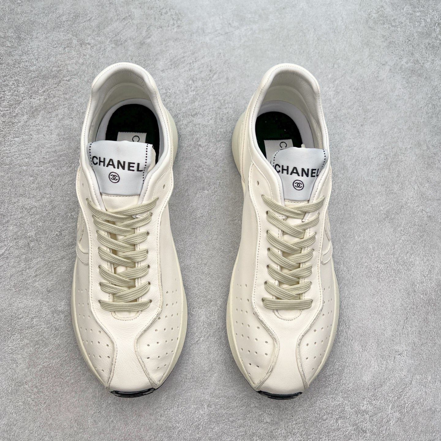 图片[2]-𝗖𝗛𝗔𝗡𝗟||香奈儿 小香𝟐𝟎𝟐𝟓C 德训鞋熊猫鞋 超软休闲增高 众多明星推荐上脚 【MAX纯原东莞大厂顶级品质】 ～出入𝐙𝐆无压力 超轻超软小白鞋～3.5cm超轻厚底～很q彈又軟～巨巨好穿～上脚超级轻便舒适～强烈的踩屎感～脚踩棉花糖一样～暴走两万步～不累脚～日常穿搭的完美选择 【独家𝐙𝐏一致对版材质】 ⇢鞋面：独家原版定制❶米白色无铬柔牛皮面 ❷定制贴摔纹牛皮灰白色牛层 ⇢内里：独家原版定制 ❶柔软米白色羊皮里 ❷柔软浅灰色羊皮里透气三明治网布 ⇢垫脚：独家原版定制吸汗莱卡布注塑eva脚床 ⇢大底：独家原版开发私摸双拼tpr大底 【底高：2.5cm左右】 懂货的自然懂～代购品质绝对完全不一样 ⇢𝐒𝐈𝐙𝐄：35、36、37、38、39、40 𝗖𝗛𝗔𝗡𝗟||香奈儿 小香𝟐𝟎𝟐𝟓C 德训鞋熊猫鞋 超软休闲增高 众多明星推荐上脚 【MAX纯原东莞大厂顶级品质】 ～出入𝐙𝐆无压力 超轻超软小白鞋～3.5cm超轻厚底～很q彈又軟～巨巨好穿～上脚超级轻便舒适～强烈的踩屎感～脚踩棉花糖一样～暴走两万步～不累脚～日常穿搭的完美选择 【独家𝐙𝐏一致对版材质】 ⇢鞋面：独家原版定制❶米白色无铬柔牛皮面 ❷定制贴摔纹牛皮灰白色牛层 ⇢内里：独家原版定制 ❶柔软米白色羊皮里 ❷柔软浅灰色羊皮里透气三明治网布 ⇢垫脚：独家原版定制吸汗莱卡布注塑eva脚床 ⇢大底：独家原版开发私摸双拼tpr大底 【底高：2.5cm左右】 懂货的自然懂～代购品质绝对完全不一样 ⇢𝐒𝐈𝐙𝐄：35、36、37、38、39、40-选品中心