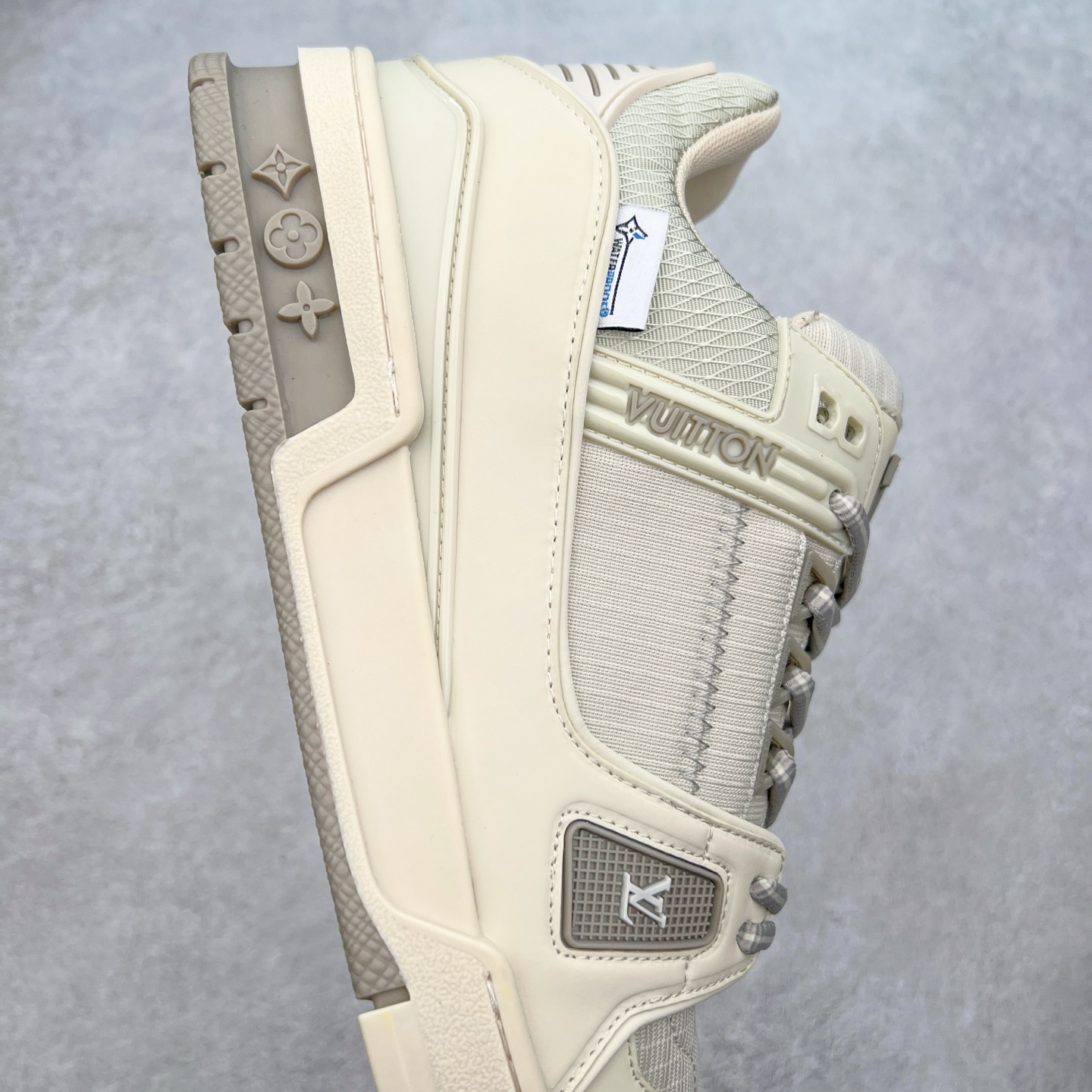 图片[6]-Louis Vuitton Trainer lv时装走秀运动鞋 完美鞋型超高的清洁度 零毛边线头瑕疵 全套原楦原纸版原鞋开模 全网最具灵魂的版型 正确原装黄色鞋盒 正确中底印花 鞋面印花3D高频深度立体 全鞋电脑针车 紧密相连 针距密度一致 环保乳胶注塑鞋垫 厚度脚感还原原版 皮面裁剪部位 统一油边封口工艺 原装橡胶大底含胶量大底组合零偏差 专柜全套包装 防尘袋 说明书 质保卡 男女鞋 尺码：35 36 37 38 39 40 41 42 43 44 45-选品中心