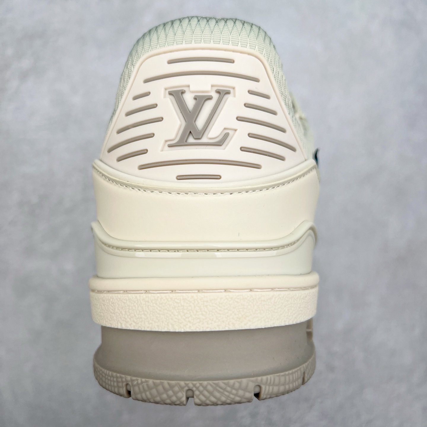 图片[8]-Louis Vuitton Trainer lv时装走秀运动鞋 完美鞋型超高的清洁度 零毛边线头瑕疵 全套原楦原纸版原鞋开模 全网最具灵魂的版型 正确原装黄色鞋盒 正确中底印花 鞋面印花3D高频深度立体 全鞋电脑针车 紧密相连 针距密度一致 环保乳胶注塑鞋垫 厚度脚感还原原版 皮面裁剪部位 统一油边封口工艺 原装橡胶大底含胶量大底组合零偏差 专柜全套包装 防尘袋 说明书 质保卡 男女鞋 尺码：35 36 37 38 39 40 41 42 43 44 45-选品中心