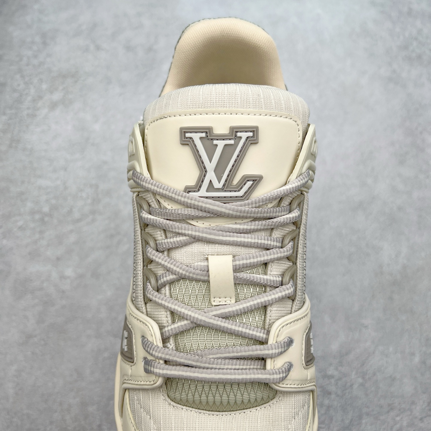 图片[5]-Louis Vuitton Trainer lv时装走秀运动鞋 完美鞋型超高的清洁度 零毛边线头瑕疵 全套原楦原纸版原鞋开模 全网最具灵魂的版型 正确原装黄色鞋盒 正确中底印花 鞋面印花3D高频深度立体 全鞋电脑针车 紧密相连 针距密度一致 环保乳胶注塑鞋垫 厚度脚感还原原版 皮面裁剪部位 统一油边封口工艺 原装橡胶大底含胶量大底组合零偏差 专柜全套包装 防尘袋 说明书 质保卡 男女鞋 尺码：35 36 37 38 39 40 41 42 43 44 45-选品中心