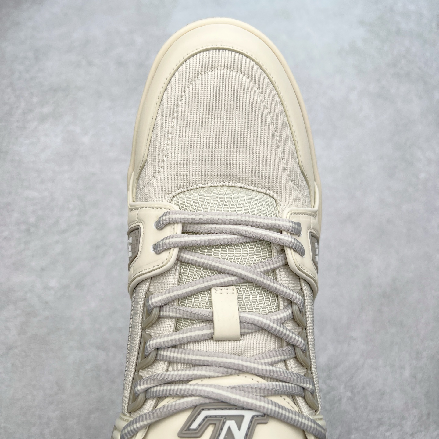 图片[4]-Louis Vuitton Trainer lv时装走秀运动鞋 完美鞋型超高的清洁度 零毛边线头瑕疵 全套原楦原纸版原鞋开模 全网最具灵魂的版型 正确原装黄色鞋盒 正确中底印花 鞋面印花3D高频深度立体 全鞋电脑针车 紧密相连 针距密度一致 环保乳胶注塑鞋垫 厚度脚感还原原版 皮面裁剪部位 统一油边封口工艺 原装橡胶大底含胶量大底组合零偏差 专柜全套包装 防尘袋 说明书 质保卡 男女鞋 尺码：35 36 37 38 39 40 41 42 43 44 45-选品中心