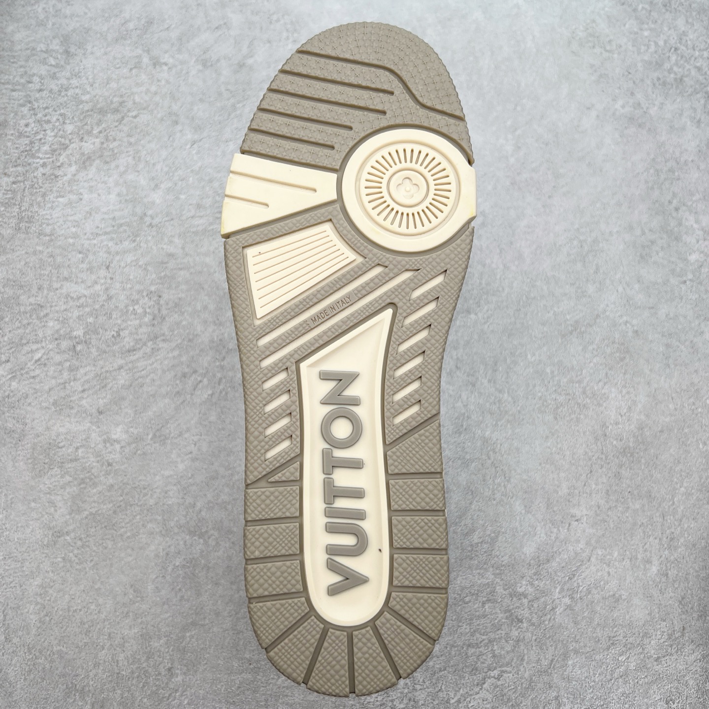 图片[9]-Louis Vuitton Trainer lv时装走秀运动鞋 完美鞋型超高的清洁度 零毛边线头瑕疵 全套原楦原纸版原鞋开模 全网最具灵魂的版型 正确原装黄色鞋盒 正确中底印花 鞋面印花3D高频深度立体 全鞋电脑针车 紧密相连 针距密度一致 环保乳胶注塑鞋垫 厚度脚感还原原版 皮面裁剪部位 统一油边封口工艺 原装橡胶大底含胶量大底组合零偏差 专柜全套包装 防尘袋 说明书 质保卡 男女鞋 尺码：35 36 37 38 39 40 41 42 43 44 45-选品中心