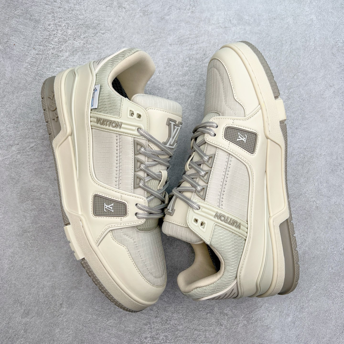 图片[3]-Louis Vuitton Trainer lv时装走秀运动鞋 完美鞋型超高的清洁度 零毛边线头瑕疵 全套原楦原纸版原鞋开模 全网最具灵魂的版型 正确原装黄色鞋盒 正确中底印花 鞋面印花3D高频深度立体 全鞋电脑针车 紧密相连 针距密度一致 环保乳胶注塑鞋垫 厚度脚感还原原版 皮面裁剪部位 统一油边封口工艺 原装橡胶大底含胶量大底组合零偏差 专柜全套包装 防尘袋 说明书 质保卡 男女鞋 尺码：35 36 37 38 39 40 41 42 43 44 45-选品中心