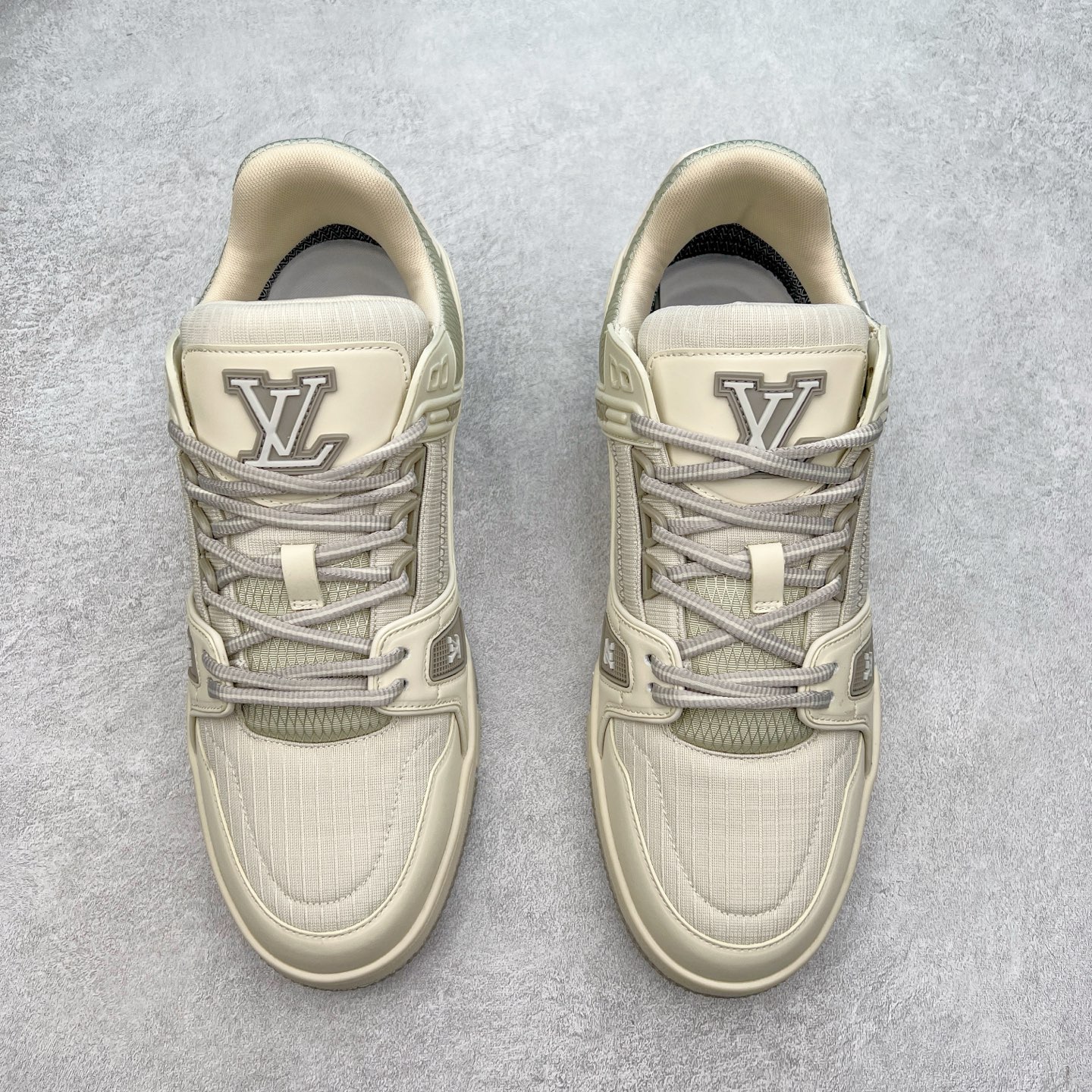 图片[2]-Louis Vuitton Trainer lv时装走秀运动鞋 完美鞋型超高的清洁度 零毛边线头瑕疵 全套原楦原纸版原鞋开模 全网最具灵魂的版型 正确原装黄色鞋盒 正确中底印花 鞋面印花3D高频深度立体 全鞋电脑针车 紧密相连 针距密度一致 环保乳胶注塑鞋垫 厚度脚感还原原版 皮面裁剪部位 统一油边封口工艺 原装橡胶大底含胶量大底组合零偏差 专柜全套包装 防尘袋 说明书 质保卡 男女鞋 尺码：35 36 37 38 39 40 41 42 43 44 45-选品中心