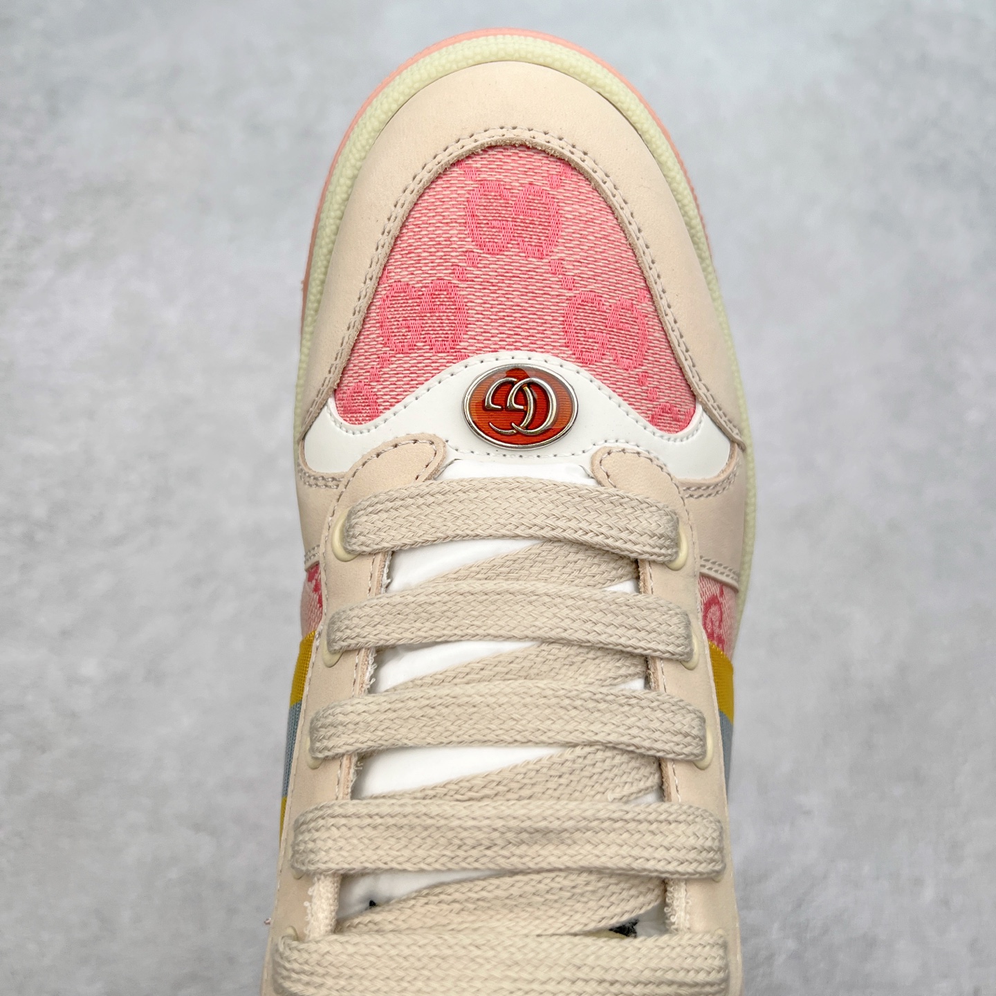 图片[4]-＃福利特价 Gucci Screener sneaker 古驰双G小脏鞋系列复古怀旧校园风低帮板鞋 全套原楦原纸版原鞋开模 纯手工水洗做旧处理 侧面条纹饰带 原厂定制 原厂数据电绣 清晰立体 全鞋电脑针车 紧密相连 针距密度一致 环保乳胶注塑鞋垫 厚度脚感还原原版 皮面裁剪部位 统一油边封口工艺 右脚鞋侧嵌入NFC防伪芯片装置＋鞋盒标二唯码扫描 秒进官网 专柜全套包装 防尘袋 说明书 质保卡 购物袋 尺码：35 36 37 38 39 40 41 42 43 44 45-选品中心