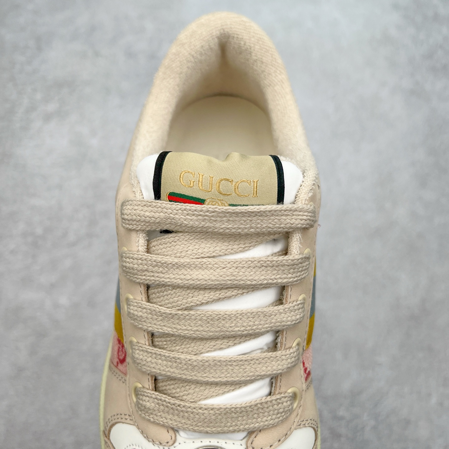 图片[5]-＃福利特价 Gucci Screener sneaker 古驰双G小脏鞋系列复古怀旧校园风低帮板鞋 全套原楦原纸版原鞋开模 纯手工水洗做旧处理 侧面条纹饰带 原厂定制 原厂数据电绣 清晰立体 全鞋电脑针车 紧密相连 针距密度一致 环保乳胶注塑鞋垫 厚度脚感还原原版 皮面裁剪部位 统一油边封口工艺 右脚鞋侧嵌入NFC防伪芯片装置＋鞋盒标二唯码扫描 秒进官网 专柜全套包装 防尘袋 说明书 质保卡 购物袋 尺码：35 36 37 38 39 40 41 42 43 44 45-选品中心
