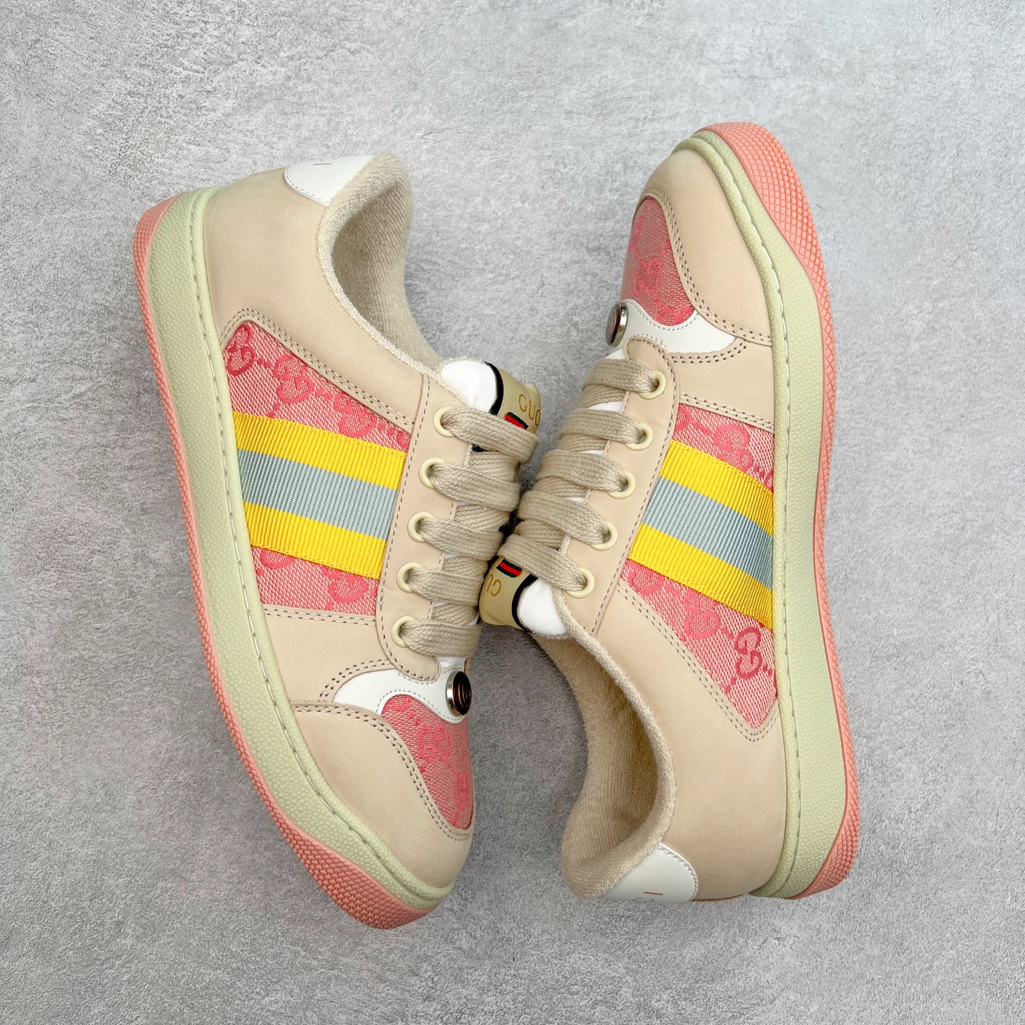 图片[3]-＃福利特价 Gucci Screener sneaker 古驰双G小脏鞋系列复古怀旧校园风低帮板鞋 全套原楦原纸版原鞋开模 纯手工水洗做旧处理 侧面条纹饰带 原厂定制 原厂数据电绣 清晰立体 全鞋电脑针车 紧密相连 针距密度一致 环保乳胶注塑鞋垫 厚度脚感还原原版 皮面裁剪部位 统一油边封口工艺 右脚鞋侧嵌入NFC防伪芯片装置＋鞋盒标二唯码扫描 秒进官网 专柜全套包装 防尘袋 说明书 质保卡 购物袋 尺码：35 36 37 38 39 40 41 42 43 44 45-选品中心