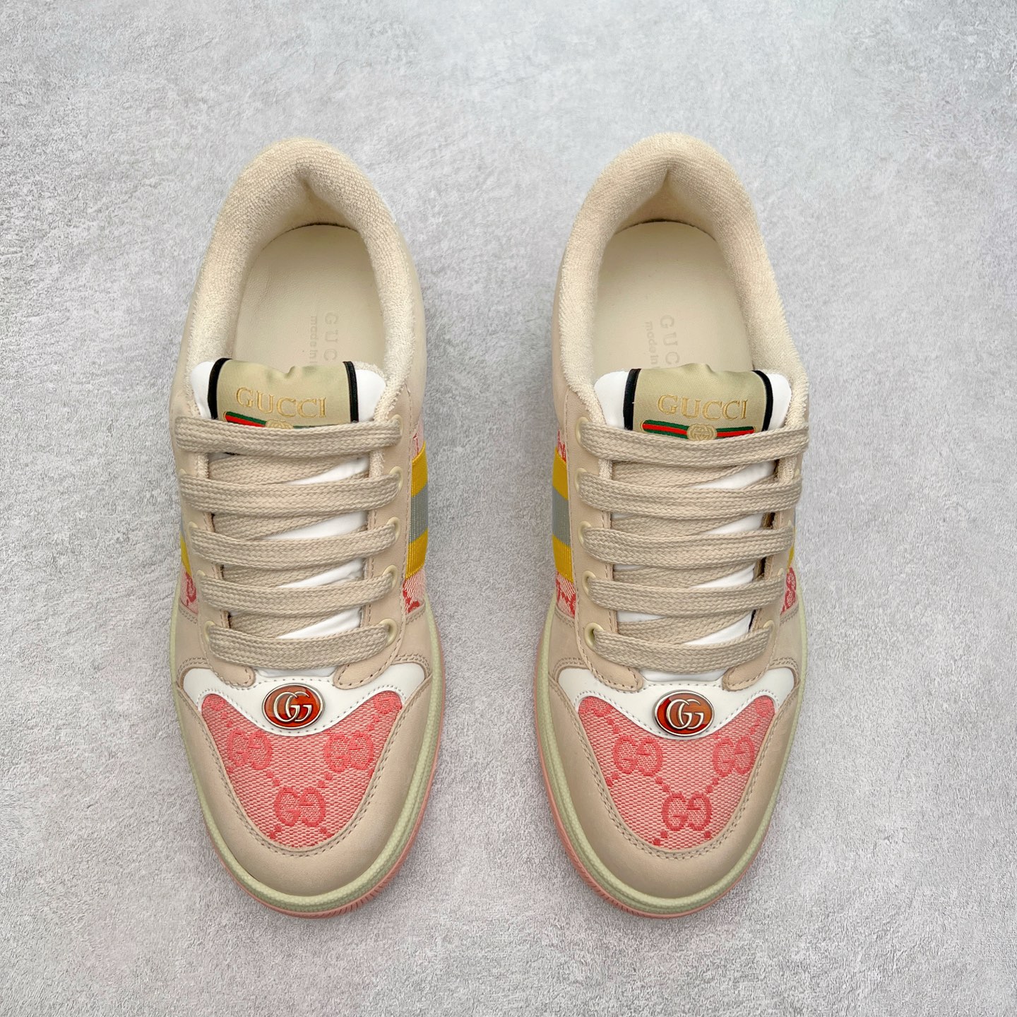 图片[2]-＃福利特价 Gucci Screener sneaker 古驰双G小脏鞋系列复古怀旧校园风低帮板鞋 全套原楦原纸版原鞋开模 纯手工水洗做旧处理 侧面条纹饰带 原厂定制 原厂数据电绣 清晰立体 全鞋电脑针车 紧密相连 针距密度一致 环保乳胶注塑鞋垫 厚度脚感还原原版 皮面裁剪部位 统一油边封口工艺 右脚鞋侧嵌入NFC防伪芯片装置＋鞋盒标二唯码扫描 秒进官网 专柜全套包装 防尘袋 说明书 质保卡 购物袋 尺码：35 36 37 38 39 40 41 42 43 44 45-选品中心