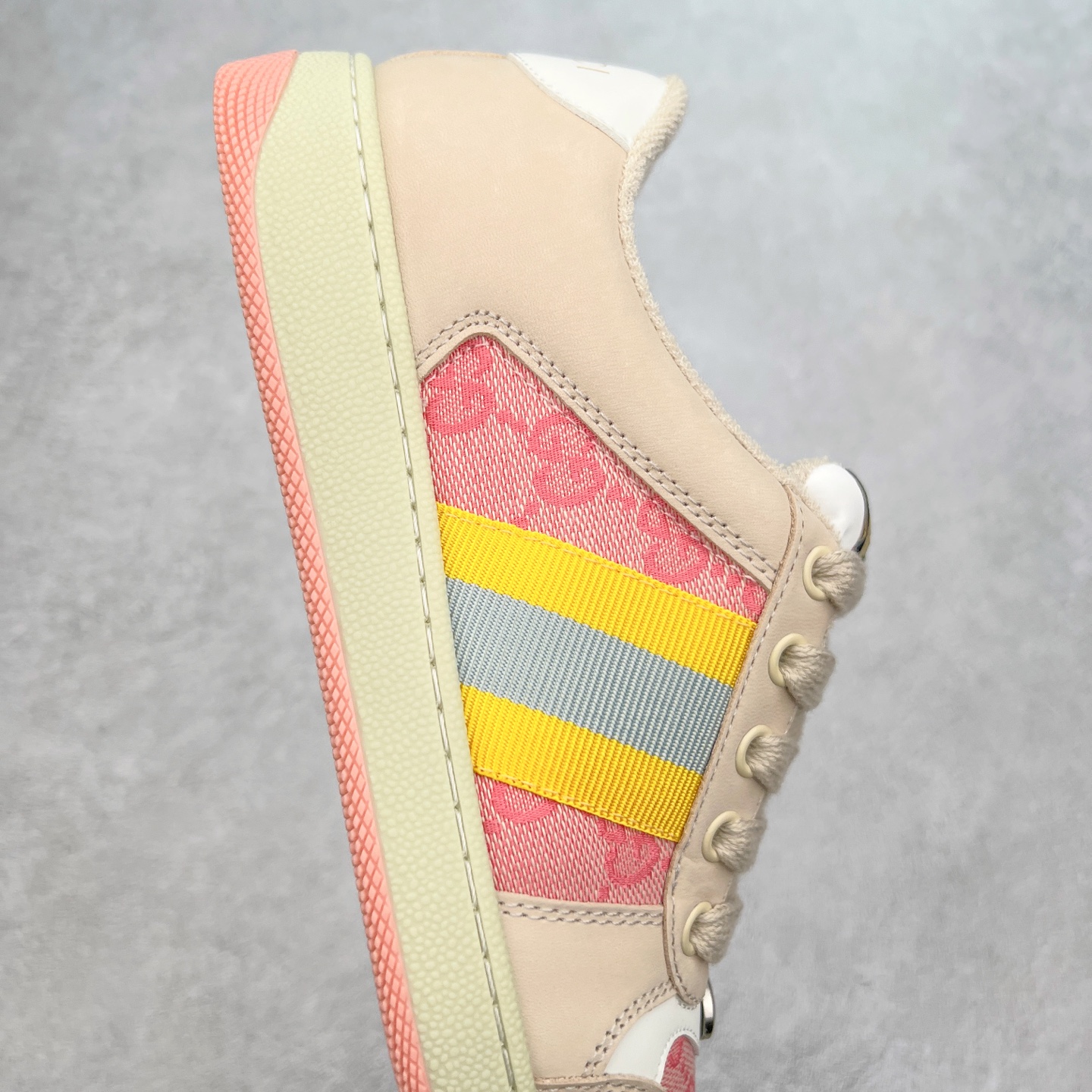 图片[6]-＃福利特价 Gucci Screener sneaker 古驰双G小脏鞋系列复古怀旧校园风低帮板鞋 全套原楦原纸版原鞋开模 纯手工水洗做旧处理 侧面条纹饰带 原厂定制 原厂数据电绣 清晰立体 全鞋电脑针车 紧密相连 针距密度一致 环保乳胶注塑鞋垫 厚度脚感还原原版 皮面裁剪部位 统一油边封口工艺 右脚鞋侧嵌入NFC防伪芯片装置＋鞋盒标二唯码扫描 秒进官网 专柜全套包装 防尘袋 说明书 质保卡 购物袋 尺码：35 36 37 38 39 40 41 42 43 44 45-选品中心