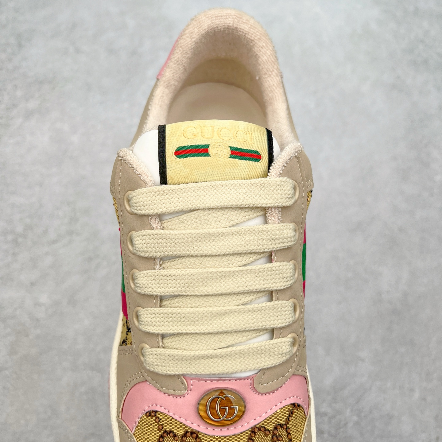 图片[5]-＃福利特价 Gucci Screener sneaker 古驰双G小脏鞋系列复古怀旧校园风低帮板鞋 全套原楦原纸版原鞋开模 纯手工水洗做旧处理 侧面条纹饰带 原厂定制 原厂数据电绣 清晰立体 全鞋电脑针车 紧密相连 针距密度一致 环保乳胶注塑鞋垫 厚度脚感还原原版 皮面裁剪部位 统一油边封口工艺 右脚鞋侧嵌入NFC防伪芯片装置＋鞋盒标二唯码扫描 秒进官网 专柜全套包装 防尘袋 说明书 质保卡 购物袋 尺码：35 36 37 38 39 40 41 42 43 44 45-选品中心