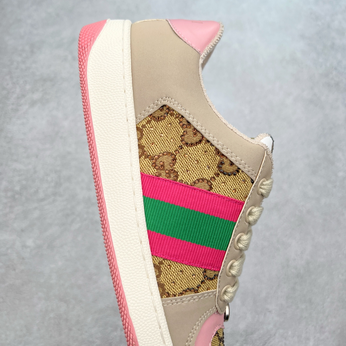 图片[6]-＃福利特价 Gucci Screener sneaker 古驰双G小脏鞋系列复古怀旧校园风低帮板鞋 全套原楦原纸版原鞋开模 纯手工水洗做旧处理 侧面条纹饰带 原厂定制 原厂数据电绣 清晰立体 全鞋电脑针车 紧密相连 针距密度一致 环保乳胶注塑鞋垫 厚度脚感还原原版 皮面裁剪部位 统一油边封口工艺 右脚鞋侧嵌入NFC防伪芯片装置＋鞋盒标二唯码扫描 秒进官网 专柜全套包装 防尘袋 说明书 质保卡 购物袋 尺码：35 36 37 38 39 40 41 42 43 44 45-选品中心