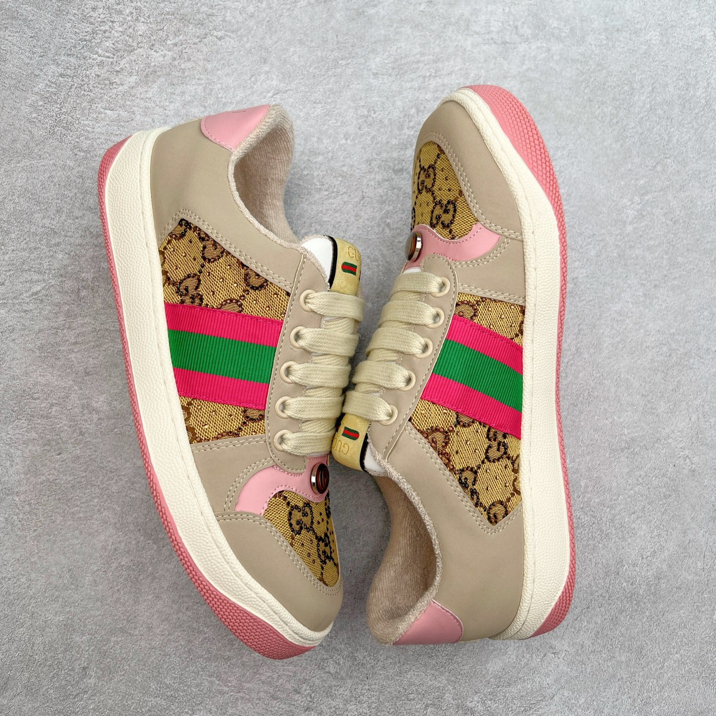 图片[3]-＃福利特价 Gucci Screener sneaker 古驰双G小脏鞋系列复古怀旧校园风低帮板鞋 全套原楦原纸版原鞋开模 纯手工水洗做旧处理 侧面条纹饰带 原厂定制 原厂数据电绣 清晰立体 全鞋电脑针车 紧密相连 针距密度一致 环保乳胶注塑鞋垫 厚度脚感还原原版 皮面裁剪部位 统一油边封口工艺 右脚鞋侧嵌入NFC防伪芯片装置＋鞋盒标二唯码扫描 秒进官网 专柜全套包装 防尘袋 说明书 质保卡 购物袋 尺码：35 36 37 38 39 40 41 42 43 44 45-选品中心