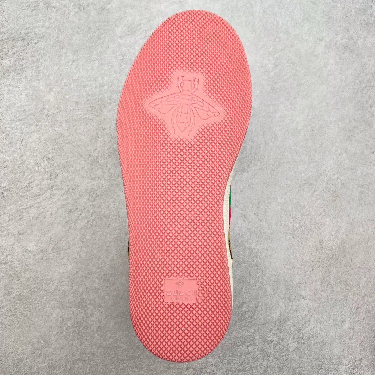 图片[9]-＃福利特价 Gucci Screener sneaker 古驰双G小脏鞋系列复古怀旧校园风低帮板鞋 全套原楦原纸版原鞋开模 纯手工水洗做旧处理 侧面条纹饰带 原厂定制 原厂数据电绣 清晰立体 全鞋电脑针车 紧密相连 针距密度一致 环保乳胶注塑鞋垫 厚度脚感还原原版 皮面裁剪部位 统一油边封口工艺 右脚鞋侧嵌入NFC防伪芯片装置＋鞋盒标二唯码扫描 秒进官网 专柜全套包装 防尘袋 说明书 质保卡 购物袋 尺码：35 36 37 38 39 40 41 42 43 44 45-选品中心