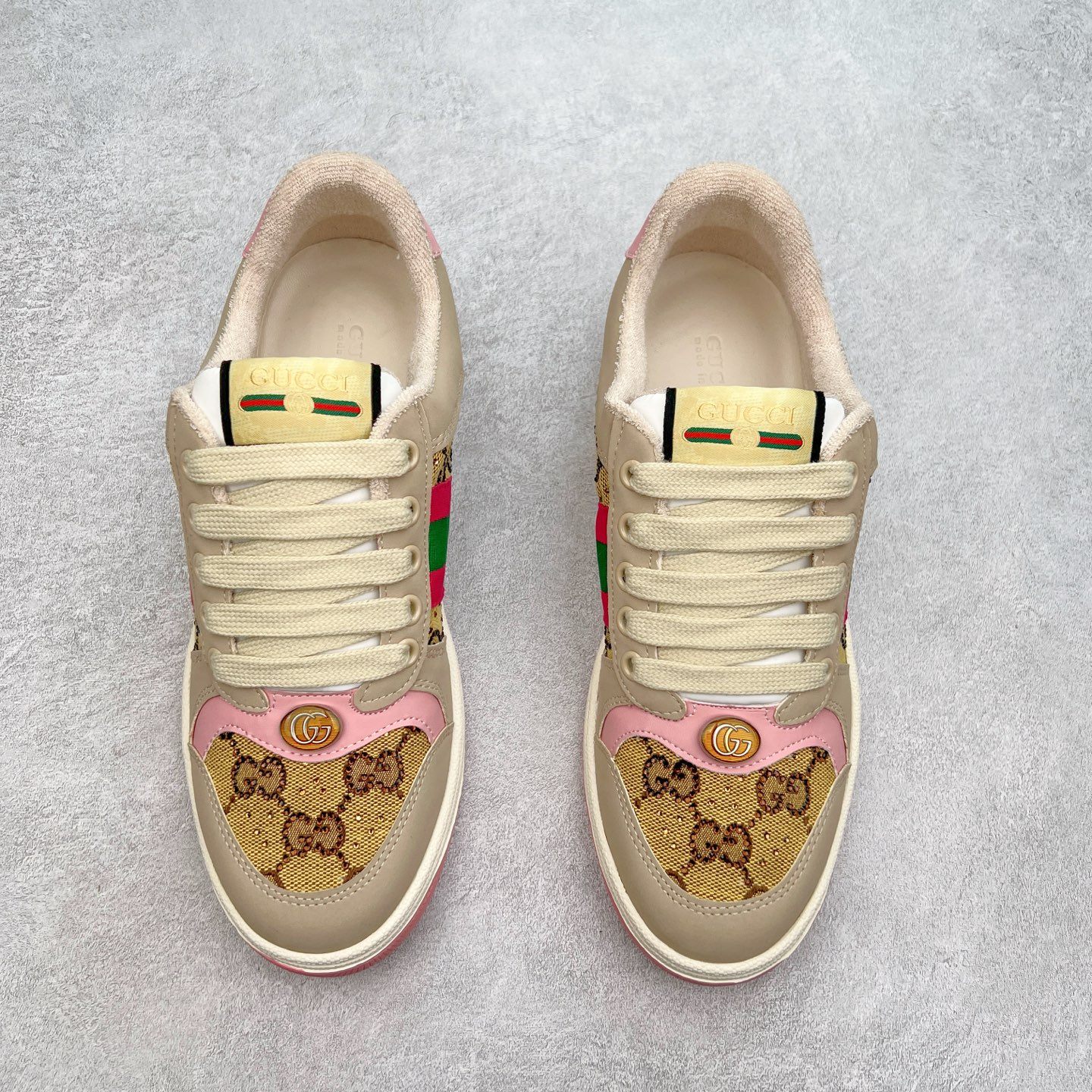 图片[2]-＃福利特价 Gucci Screener sneaker 古驰双G小脏鞋系列复古怀旧校园风低帮板鞋 全套原楦原纸版原鞋开模 纯手工水洗做旧处理 侧面条纹饰带 原厂定制 原厂数据电绣 清晰立体 全鞋电脑针车 紧密相连 针距密度一致 环保乳胶注塑鞋垫 厚度脚感还原原版 皮面裁剪部位 统一油边封口工艺 右脚鞋侧嵌入NFC防伪芯片装置＋鞋盒标二唯码扫描 秒进官网 专柜全套包装 防尘袋 说明书 质保卡 购物袋 尺码：35 36 37 38 39 40 41 42 43 44 45-选品中心